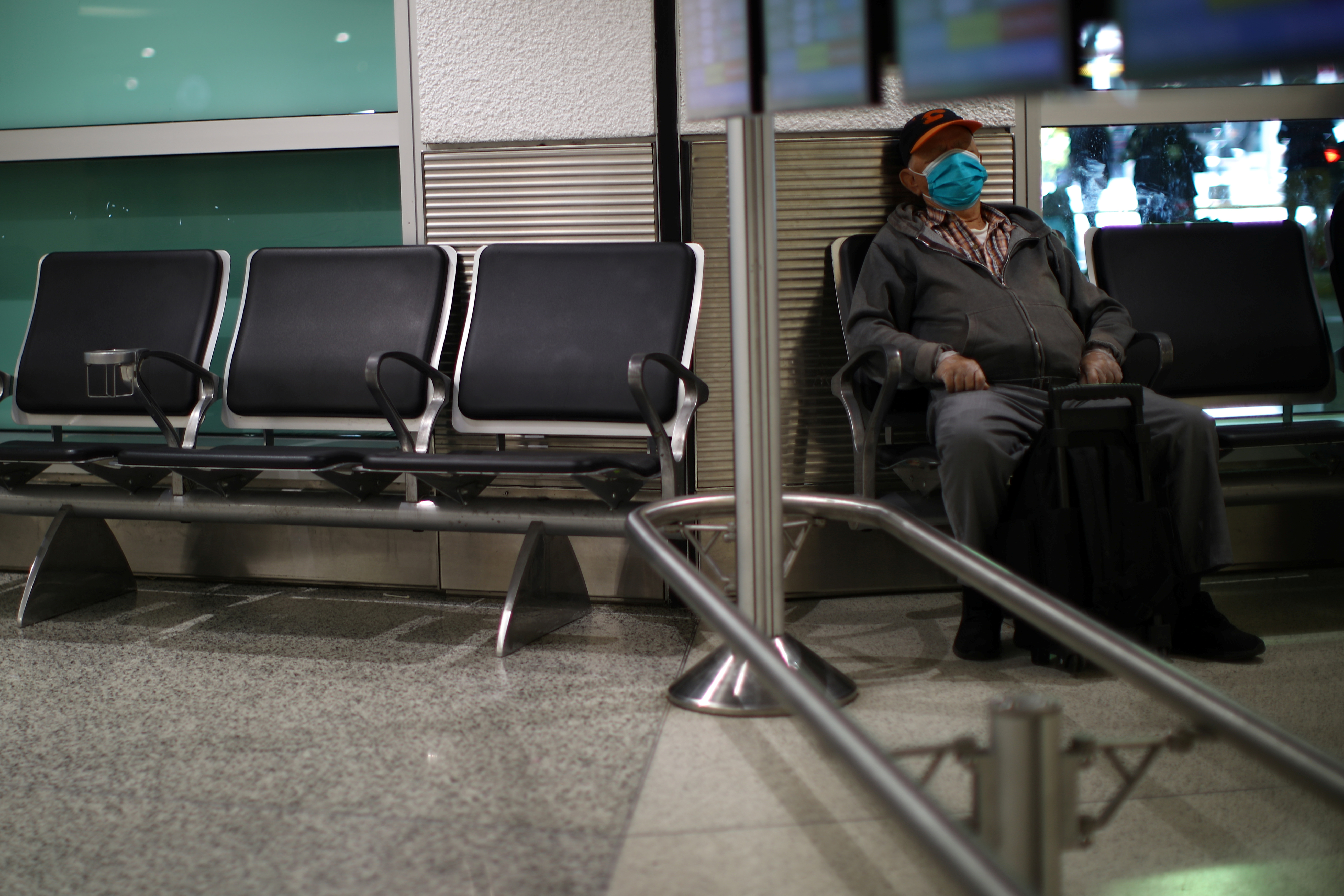 Cruceros atracados en el puerto de Miami, aviones en tierra por la suspensión de vuelos y aeropuertos vacíos: los efectos del coronavirus sobre el turismo(REUTERS/Carlos Barria)