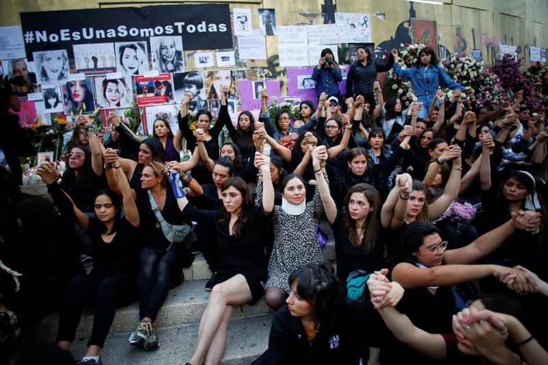 En febrero, mujeres protestaron contra la violencia de género y feminicidios frente al monumento del Ángel de la Independencia en la Ciudad de México Foto: REUTERS/Gustavo Graf/Archivo)