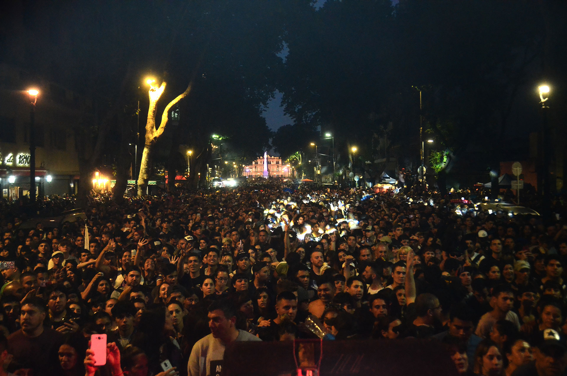 A partir de las 20 hs, el camión se comenzó a mover para cerrar el domingo a puro rock