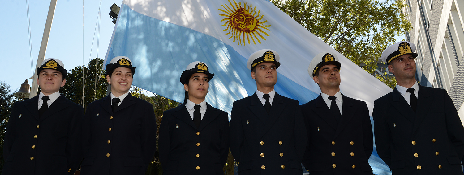 Los cadetes egresan con la doble condición de Oficiales de la Marina Mercante y Guardiamarinas de la Reserva Naval