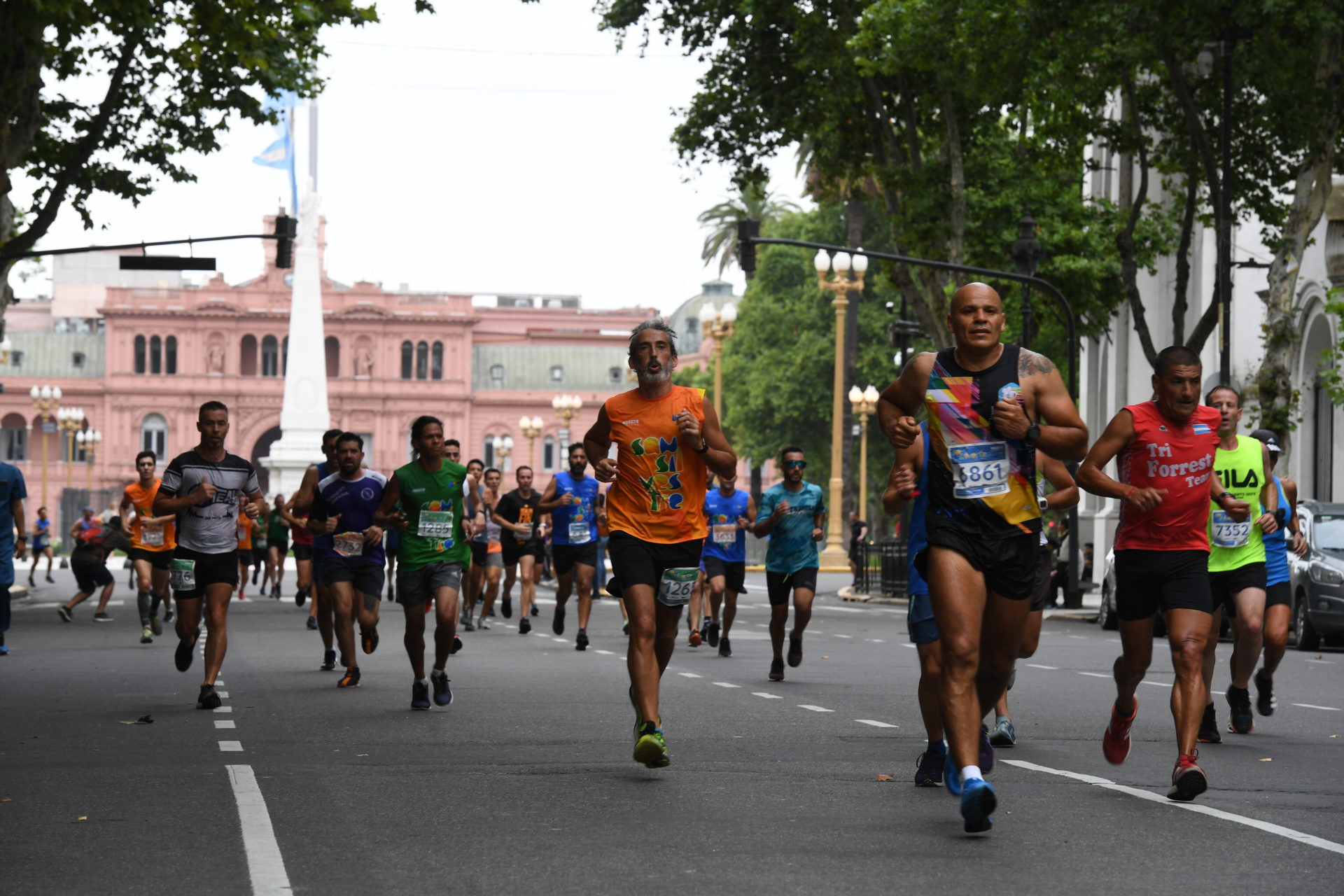 Todo el color de los corredores en la mañana gris de Buenos Aires (Maximiliano Luna)