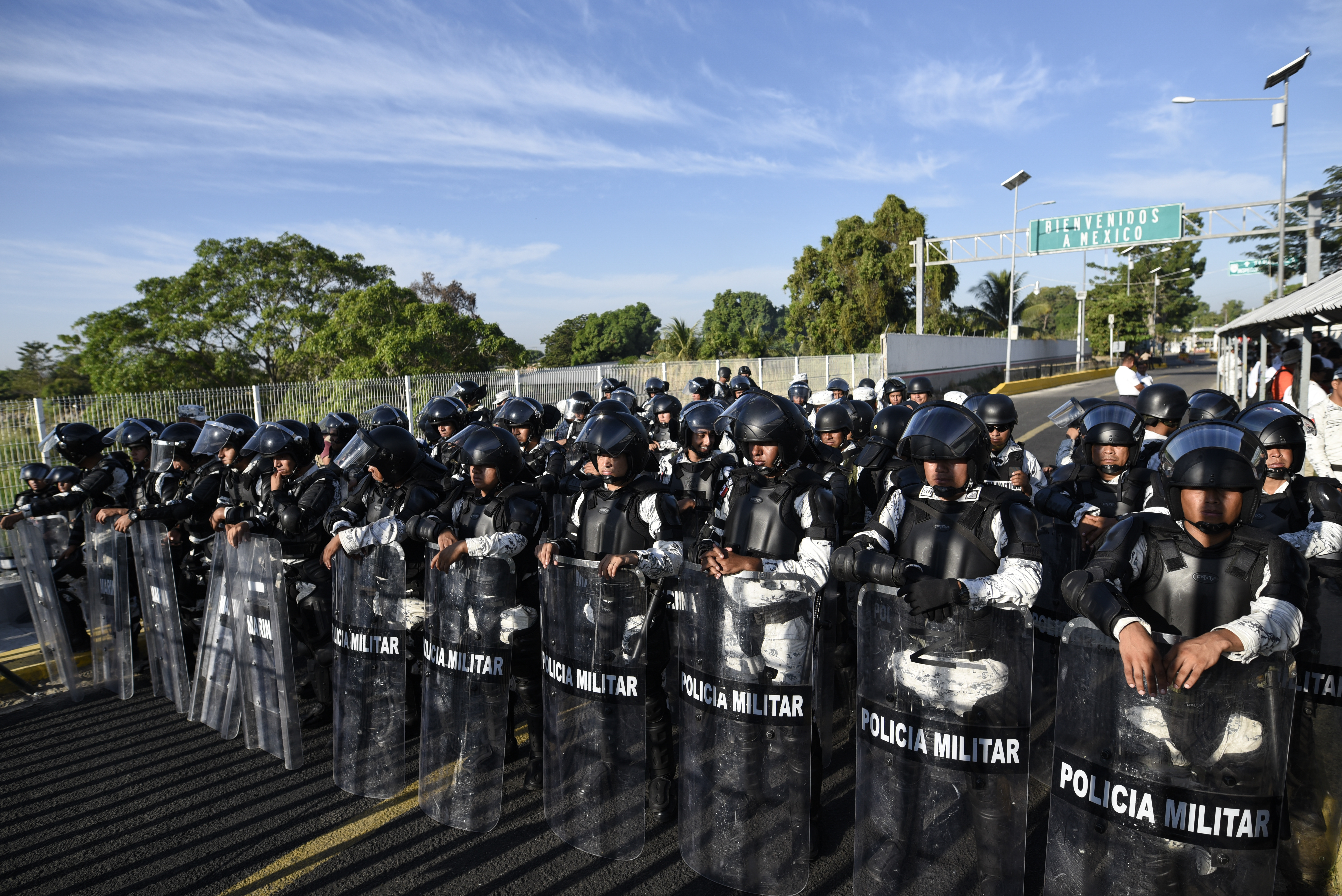 Elementos de la Guardia Nacional resguardan el puente internacional sobre el río Suchiate que conecta a México y Guatemala (Foto: Johan Ordoñez/AFP)