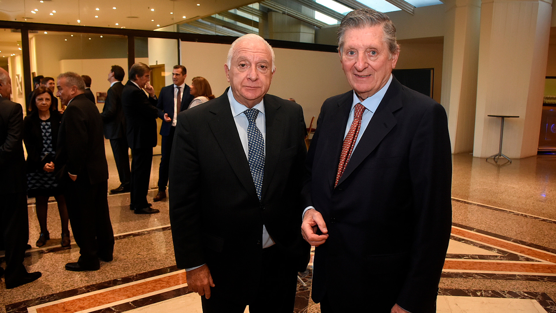 Norberto Frigerio, director de Relaciones Institucionales de La Nación y José Claudio Escribano, presidente de la Comisión de Premios de ADEPA