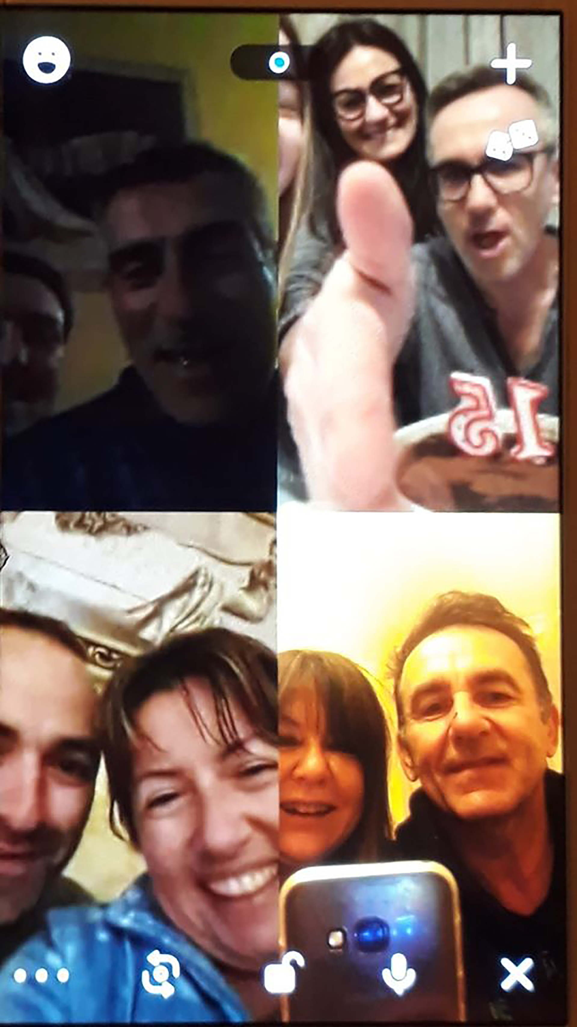 Las videollamadas grupales entre familiares y vecinos se han vuelto una herramienta cotidiana para sentirse acompañado
