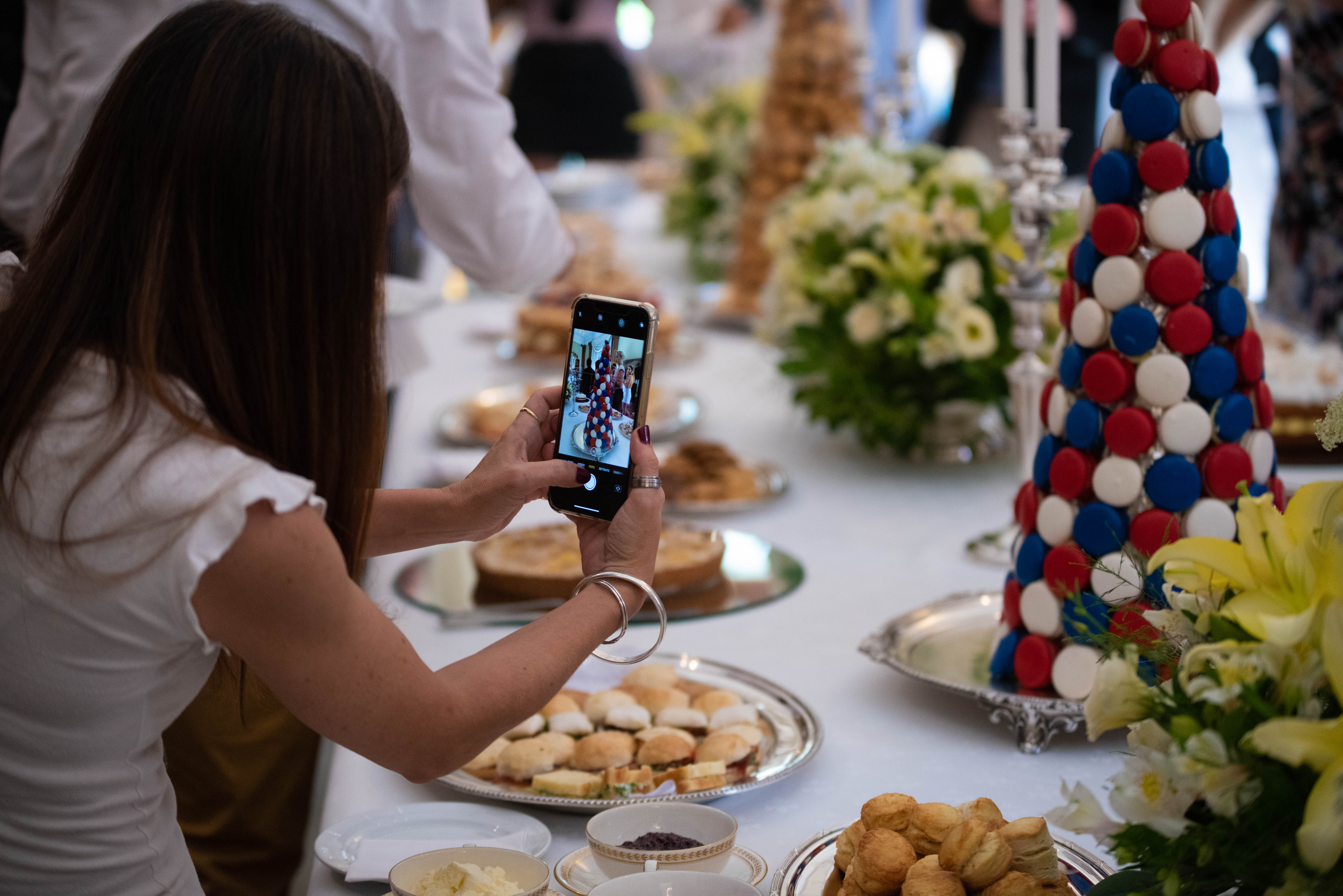 Los participantes usaron sus celulares para tomar fotografías de cada uno de los detalles durante la ceremonia del té, especialmente pensados por la embajada británica