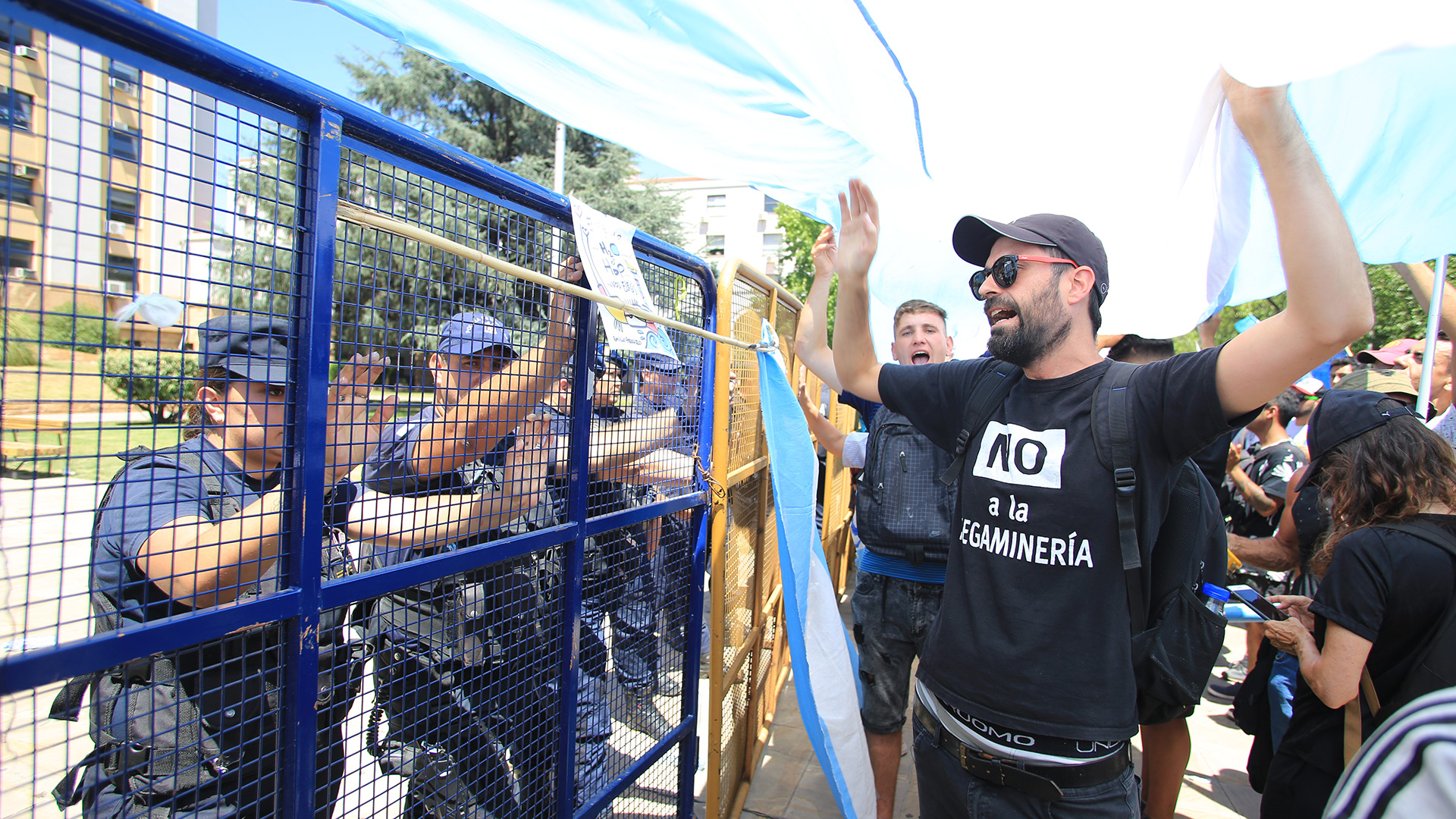 Laura Vidal, miembro del área de campañas de Greenpeace, declaró que “es irrisorio que, durante la peor sequía desde que se tiene registro, la provincia haya decidido favorecer a la industria minera