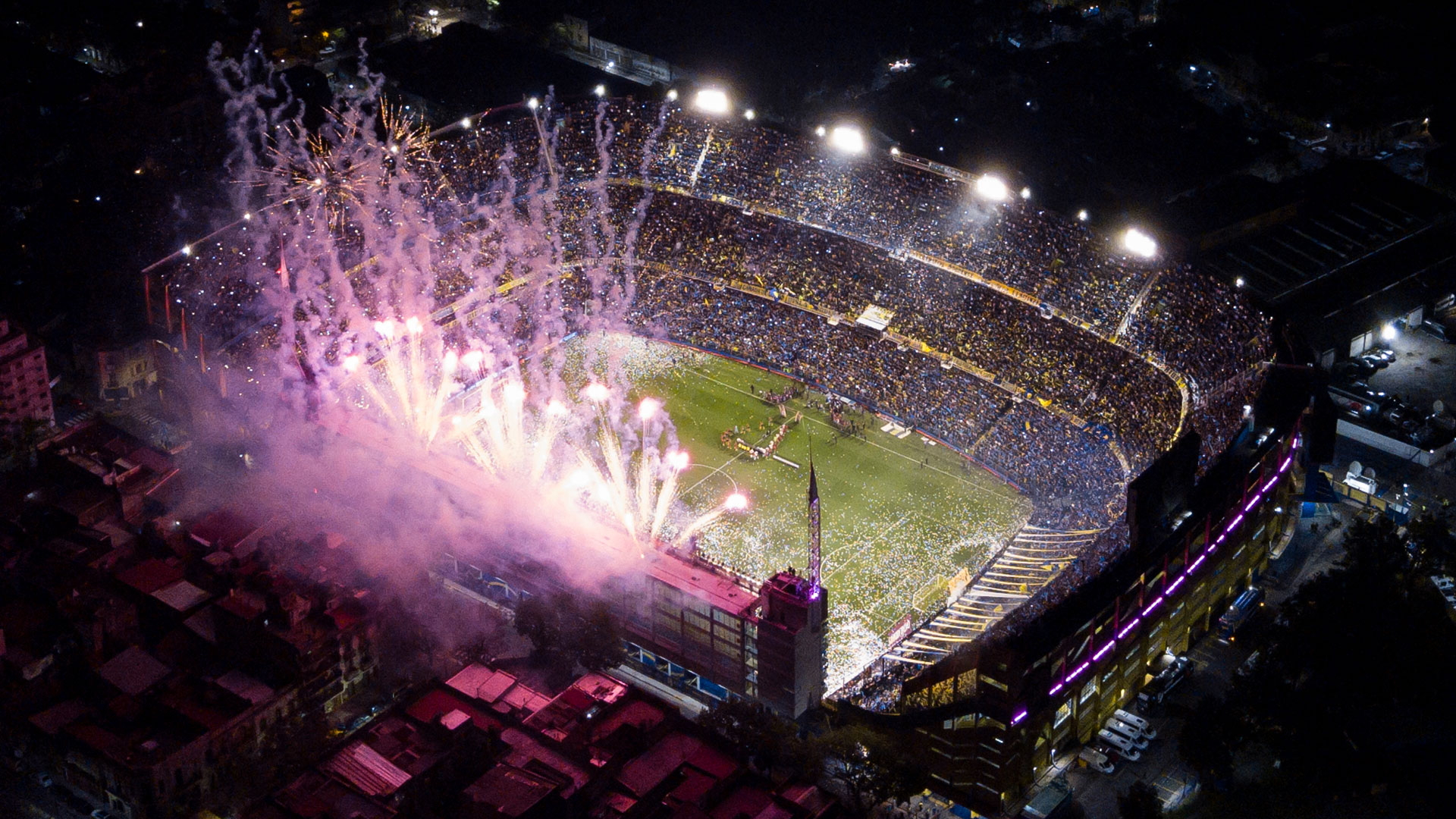 El equipo fue recibido con un espectacular show de fuegos artificiales