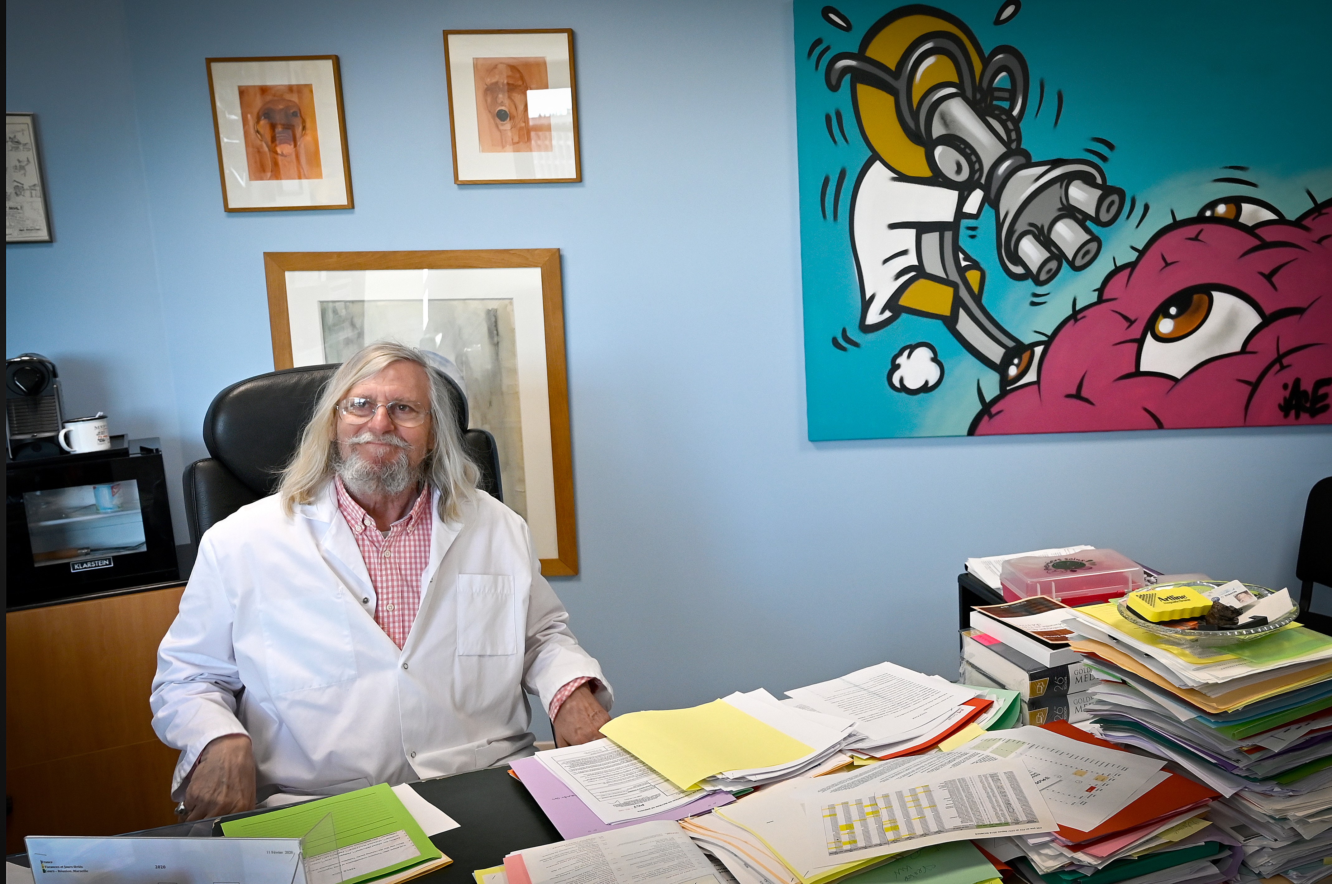 El reconocido infectólogo Didier Raoult, en su estudio de Marsella (Photo by GERARD JULIEN / AFP)