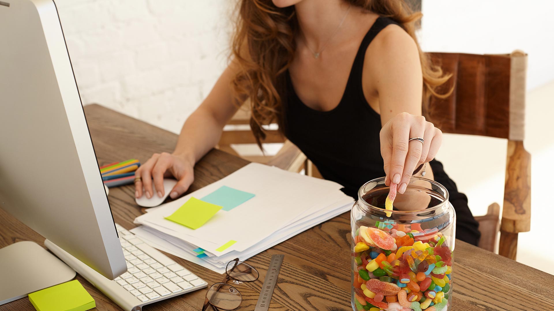 Además de causar sentimientos de culpa, está demostrado que comer alimentos altamente procesados y bebidas con mucha azúcar puede causar inflamación corporal (Shutterstock)
