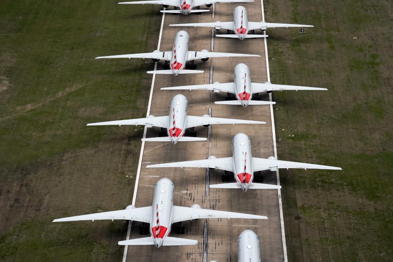 Imagen de archivo de aviones de pasajeros de American Airlines estacionados en una pista de aterrizaje debido a las reducciones de vuelos para frenar la propagación del COVID-19, la enfermedad provocada por el coronavirus, en el Aeropuerto Internacional de Tulsa en Tulsa, Oklahoma, Estados Unidos. 23 de marzo, 2020. REUTERS/Nick Oxford/Archivo
