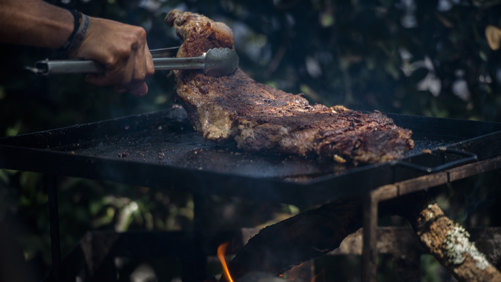 También ofrecen entraña al Malbec y chorizos. El corte que más eligen es el vacío, aunque el ojo de bife también es uno de los predilectos de los argentinos. “Al hacer a la leña perfuma mucho a la carne y queda muy sabroso”, dijeron del puesto Asado Campero