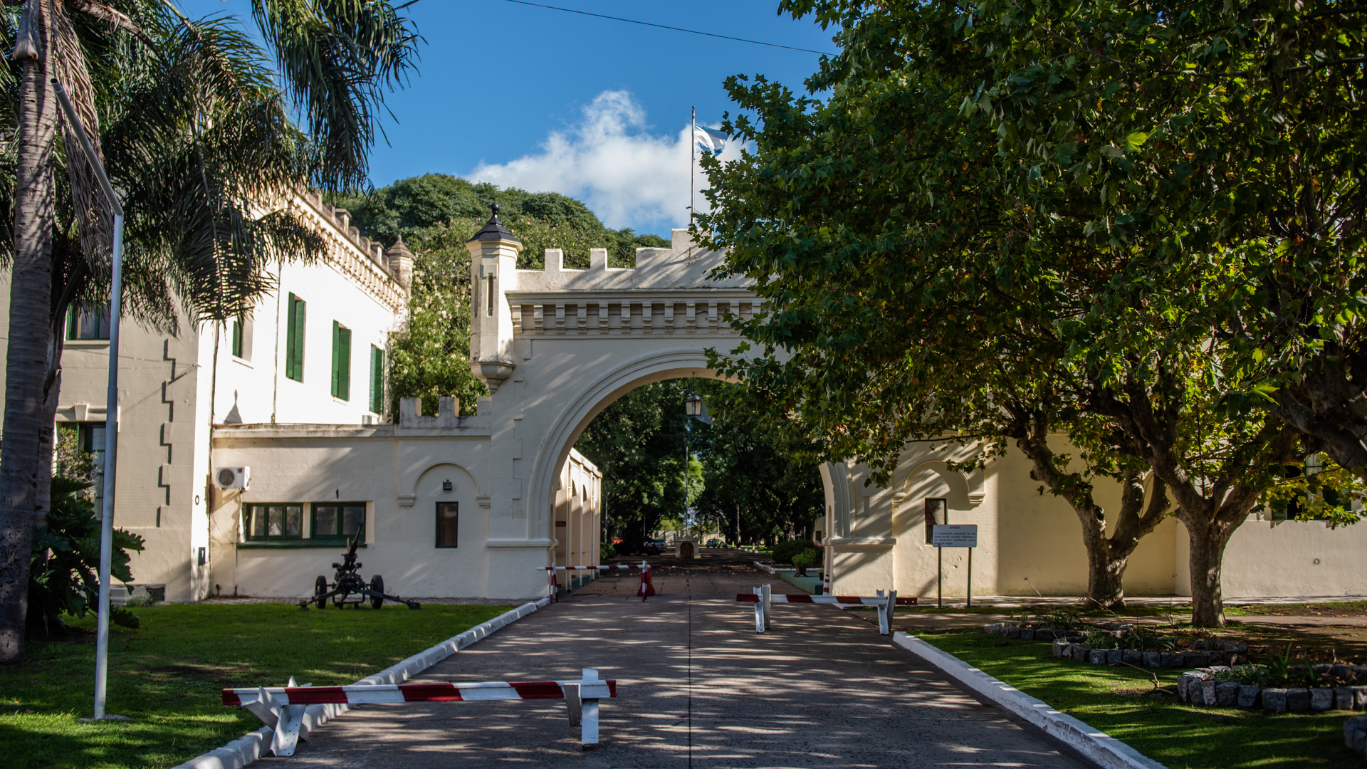 Ingreso al histórico predio donde se encuentra el Museo Histórico del Ejército Argentino, en cuyas instalaciones funcionaron distintas unidades a través del tiempo (Regimiento de Caballería de Línea B, Grupo de Artillería 1 y Grupo de Artillería de Defensa Aérea 101)
