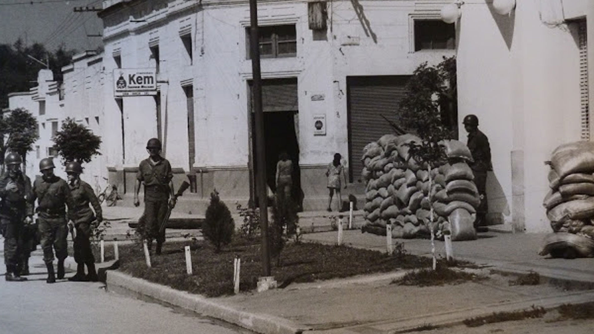La estrategia en Tucumán estuvo basada en la eliminación de las bases de apoyo de los guerrilleros en la ciudad, extendiendo el margen de acción mucho más allá de las operaciones en el monte. Además de ser el máximo jefe militar