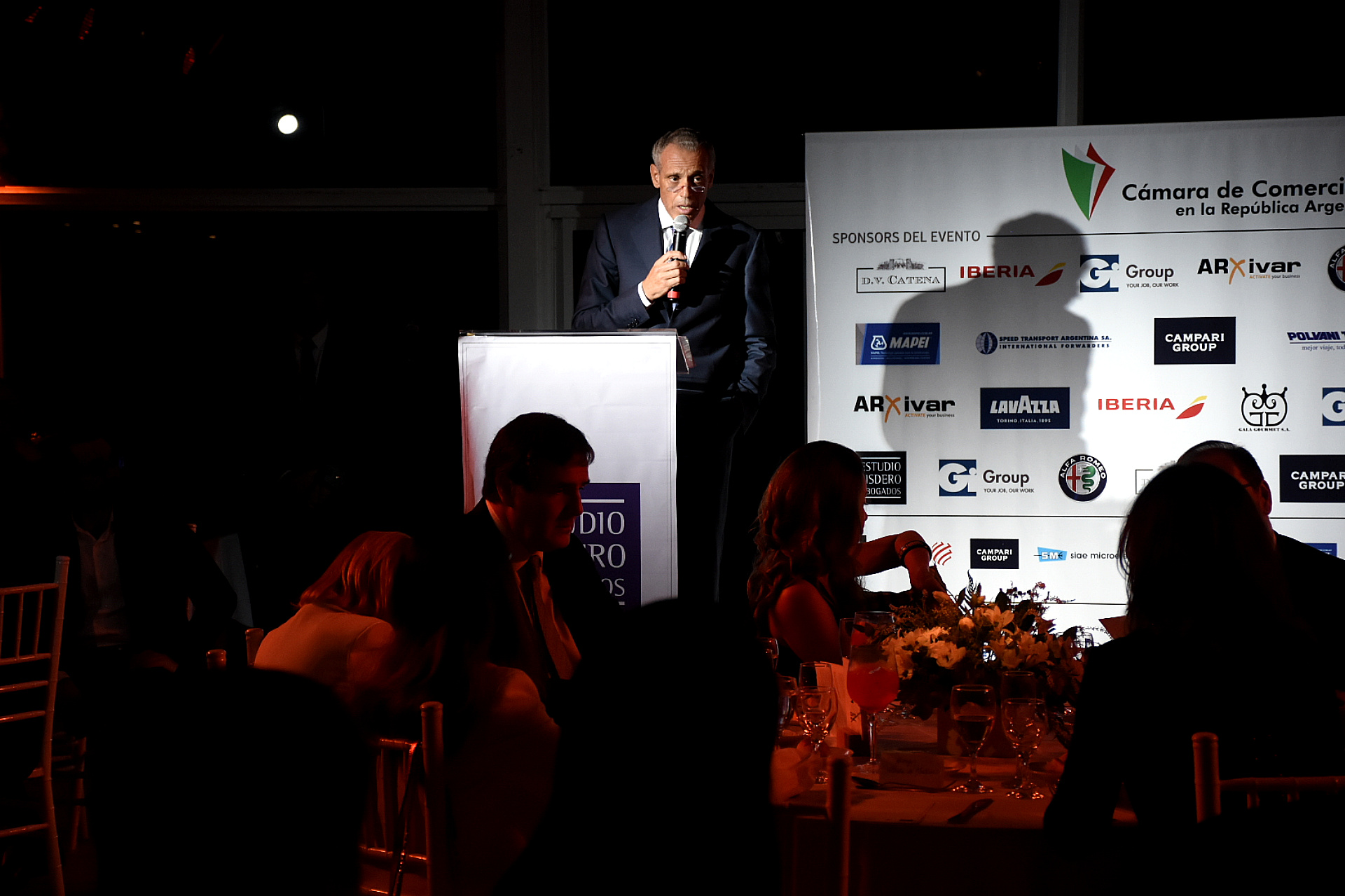 El presidente de la Cámara de Comercio Italiana en la República Argentina (CCI), Giorgio Alliata di Montereale, durante su discurso en la cena de fin de año, que se llevó a cabo en el Club Hípico Argentino