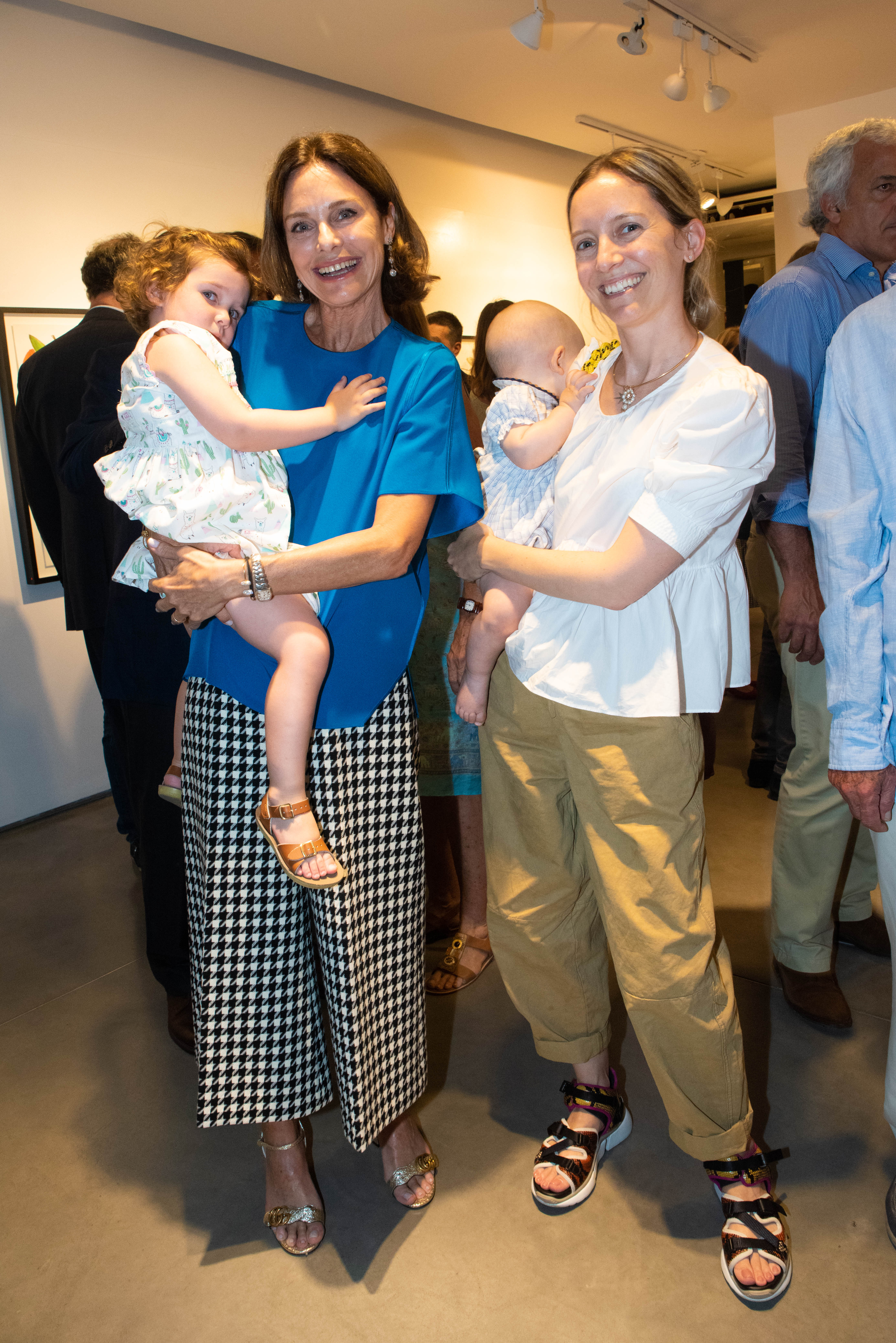 La artista plástica junto a su hija Flavia Mihanovich, con sus nietos Mía y Justo Caffarena