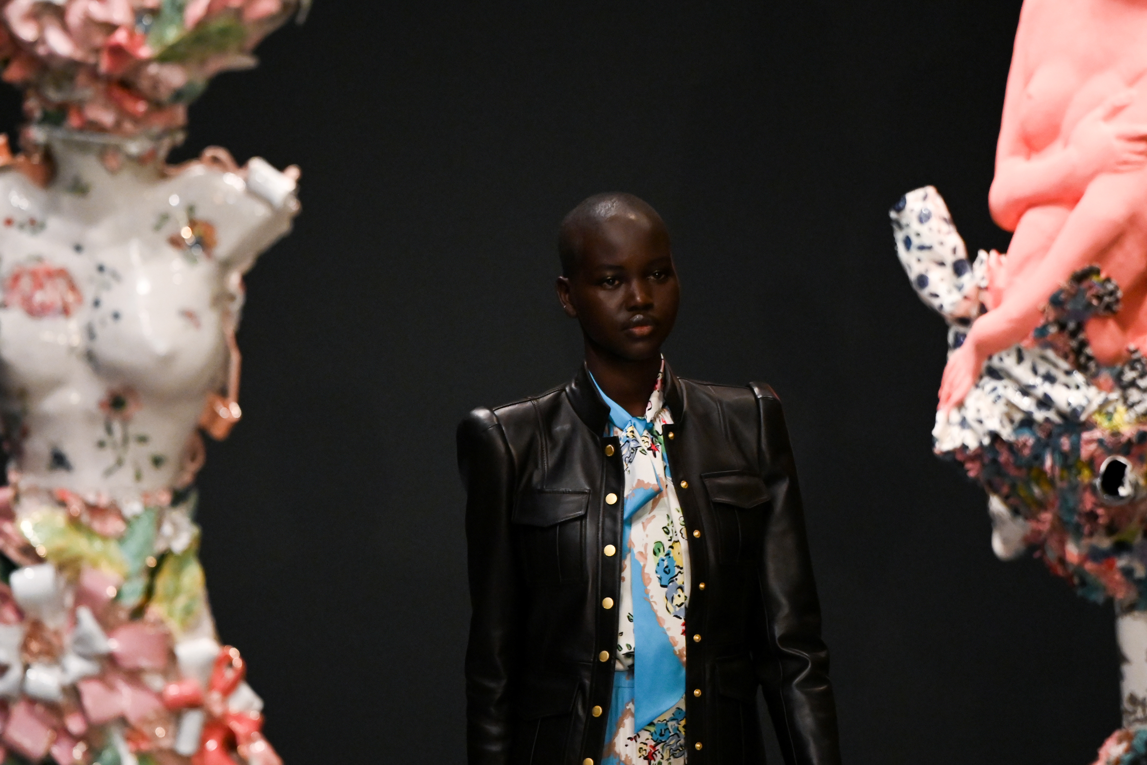 La modelo sudanesa Adut Akech desfiló para Tory Burch y lució un diseño de campera de cuero y un conjunto estampado en colores celeste, blanco y rojo