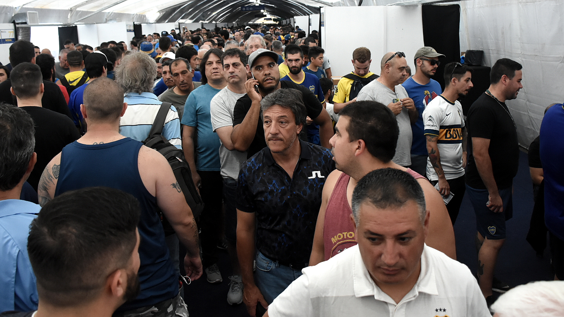 Los socios fueron divididos en 87 mesas para ejercer su voto, lo que ocasionó largas filas de espera