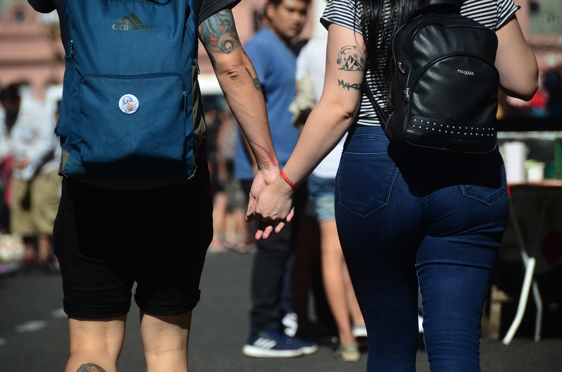Parejas, familias, solos o con amigos, una multitud de gente disfruto de bandas de rock, se realizó chequeos por una causa noble, en un sábado soleado