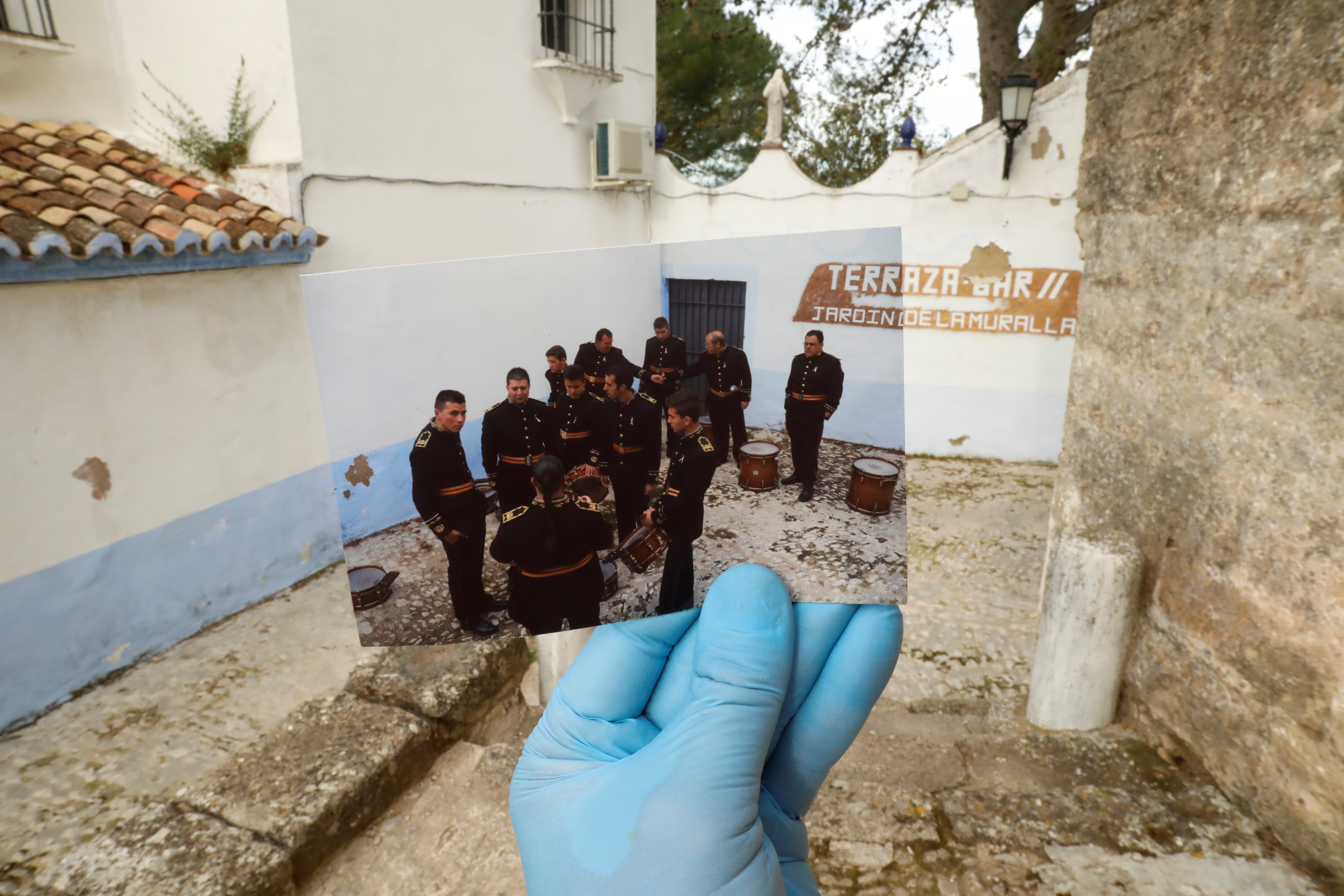 En Málaga, los miles de fieles que cada año asisten a la misa en la iglesia de San Pablo y los numerosos devotos que se agolpan en la explanada para estar cerca del Cautivo y la Trinidad tendrán que ver la misa en esta ocasión desde la televisión municipal