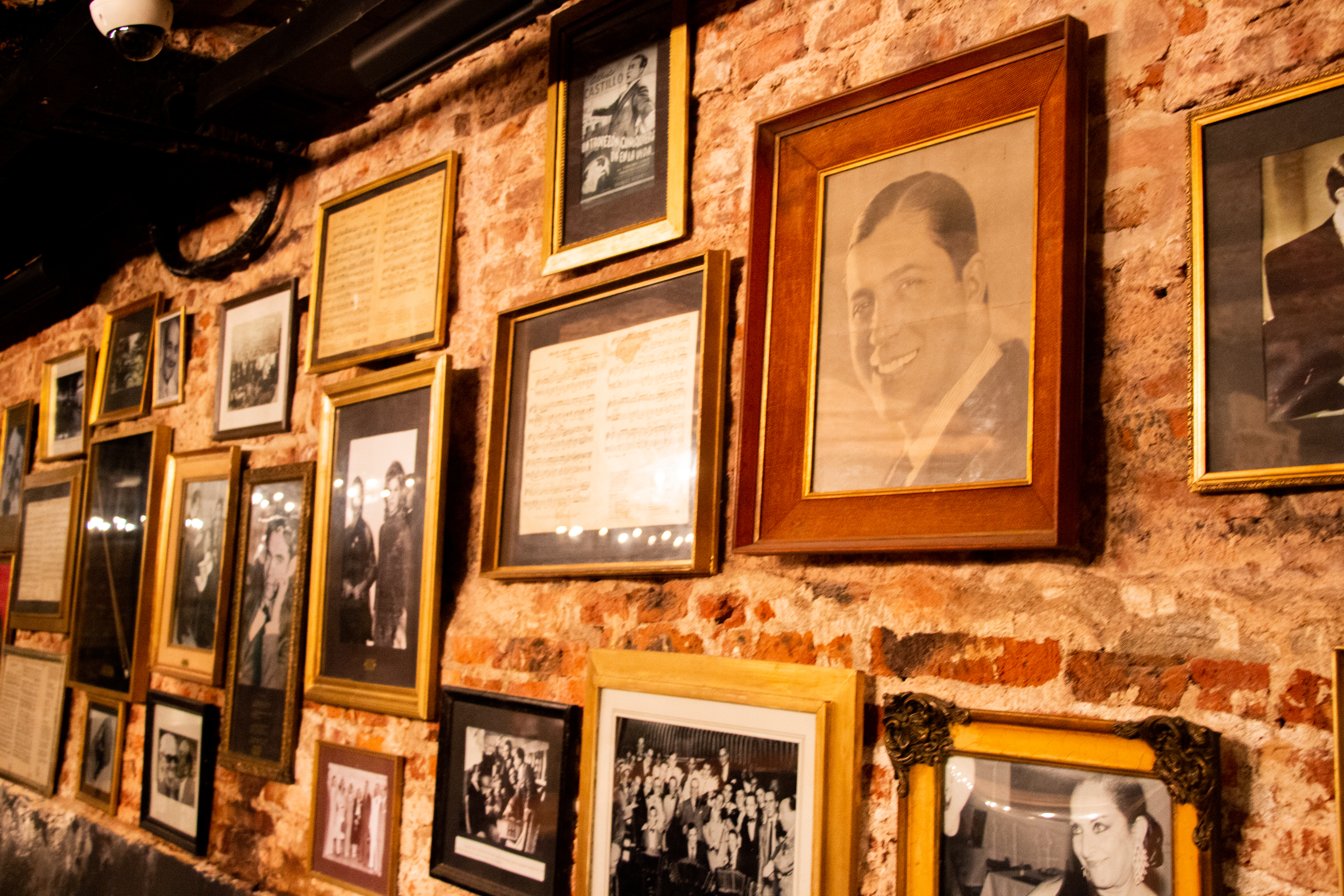 En 1896, en la esquina de Callao y Bartolomé Mitre, el asturiano Manuel Fernández y el gallego Ramiro Castaño inauguraron El Tropezón, restaurante que con el tiempo se constituyó como un lugar emblemático de la ciudad de Buenos Aires. A 123 de su inauguración, fue distinguido como Sitio de Interés Cultural