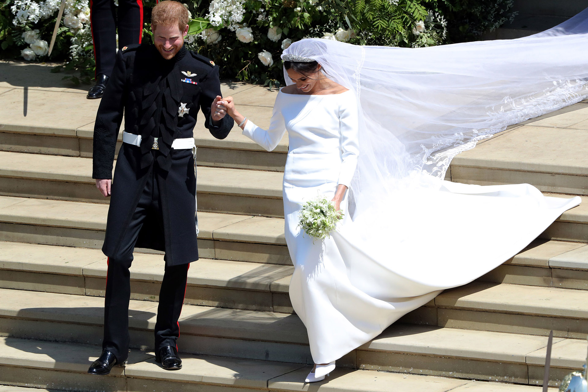 Convertida en Duquesa de Sussex lució un elegante diseño de novia de Givenchy (AFP)