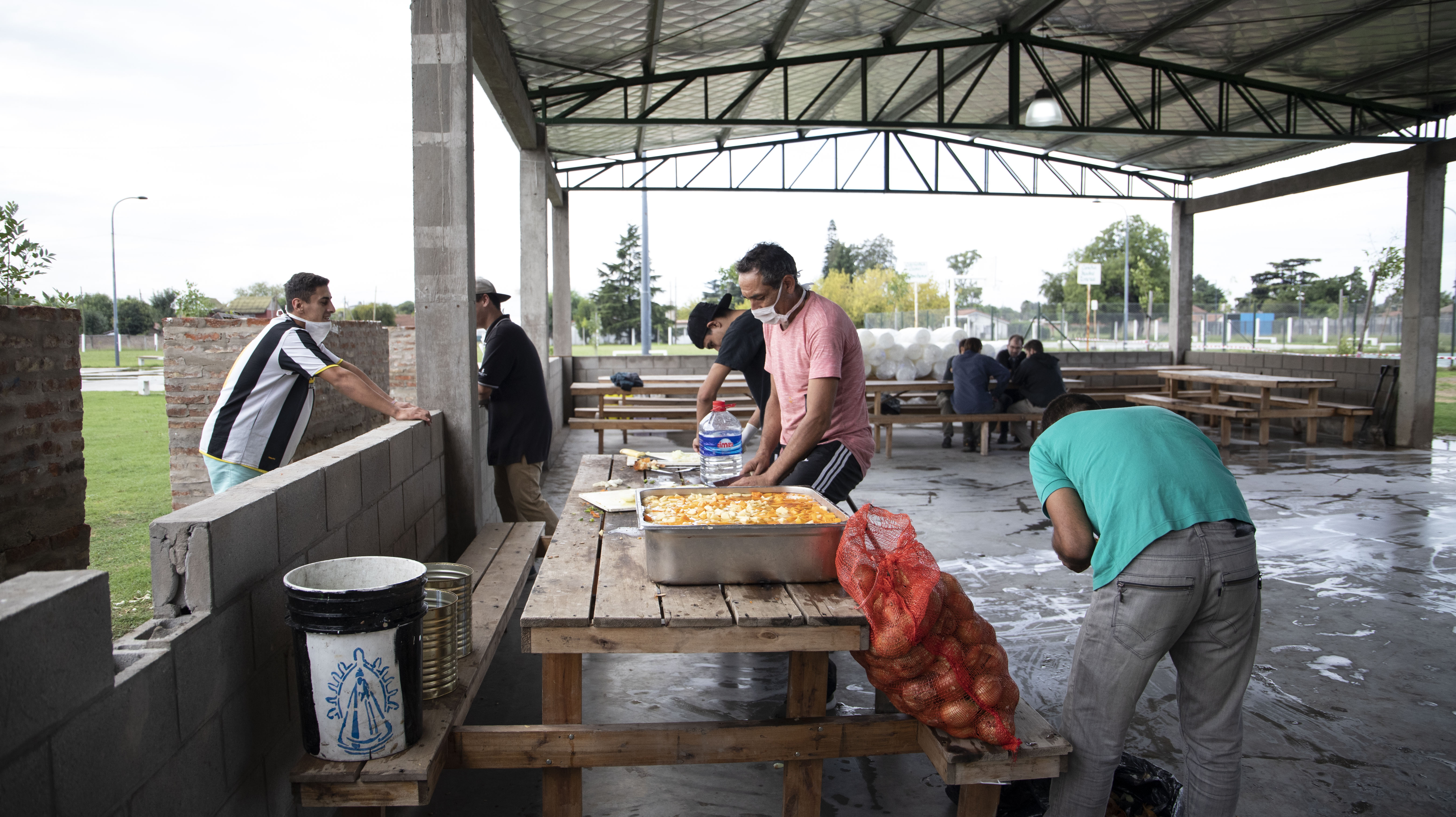 Los cocineros estuvieron largas horas preparando los platos para los vecinos de La Matanza