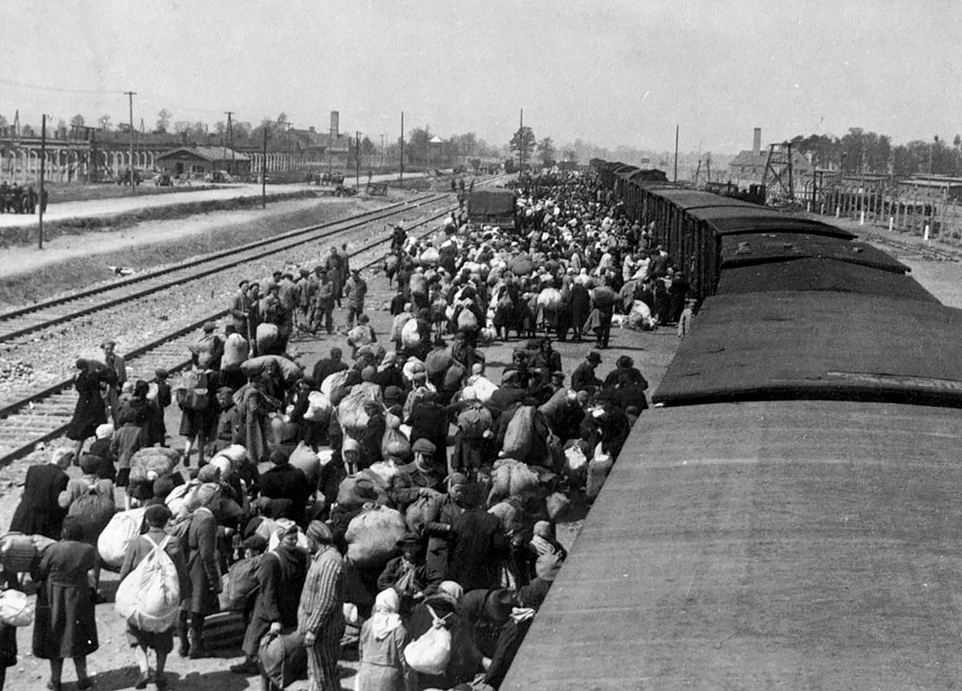 Miles de judíos son llevados a Auschwitz.