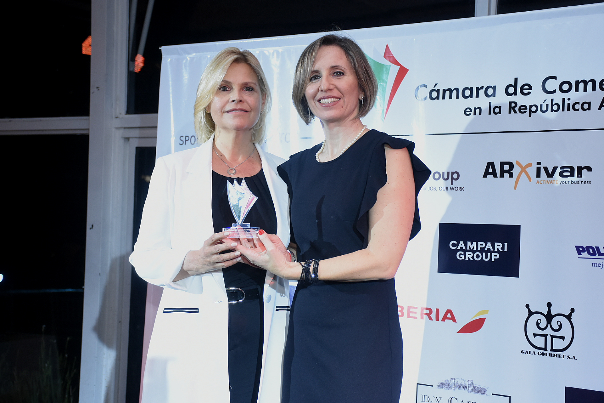 Gabriela Terminielli ganó el Premio Excelencia Profesional Femenina - Categoría no Socios. Es licenciada en psicología (UP), con posgrado en psicología cognitiva de la Universidad Favaloro y obtuvo una maestría en administración de empresas (MBA-UCA). Inició su carrera profesional en la Corporación Bunge y Born S.A. donde se desempeñó durante doce años. Es miembro del directorio de BYMA S.A. (Bolsas y Mercados Argentinos), donde preside el Comité de Gobierno Corporativo. Desde 1993, es directora de Cadec Compañía Argentina de Comercio S.A. Integra una serie de asociaciones y entidades, cuya misión apunta a la puesta en valor del rol de las mujeres líderes y empresarias (Women Corporate Directors (WCD), Voces Vitales Argentina, ONU Mujeres Argentina, Women Forum y Asociación Marianne). En los últimos 20 años se ha focalizado en la promoción de las mujeres del sector corporativo. Dicta workshops y conferencias sobre esa temática