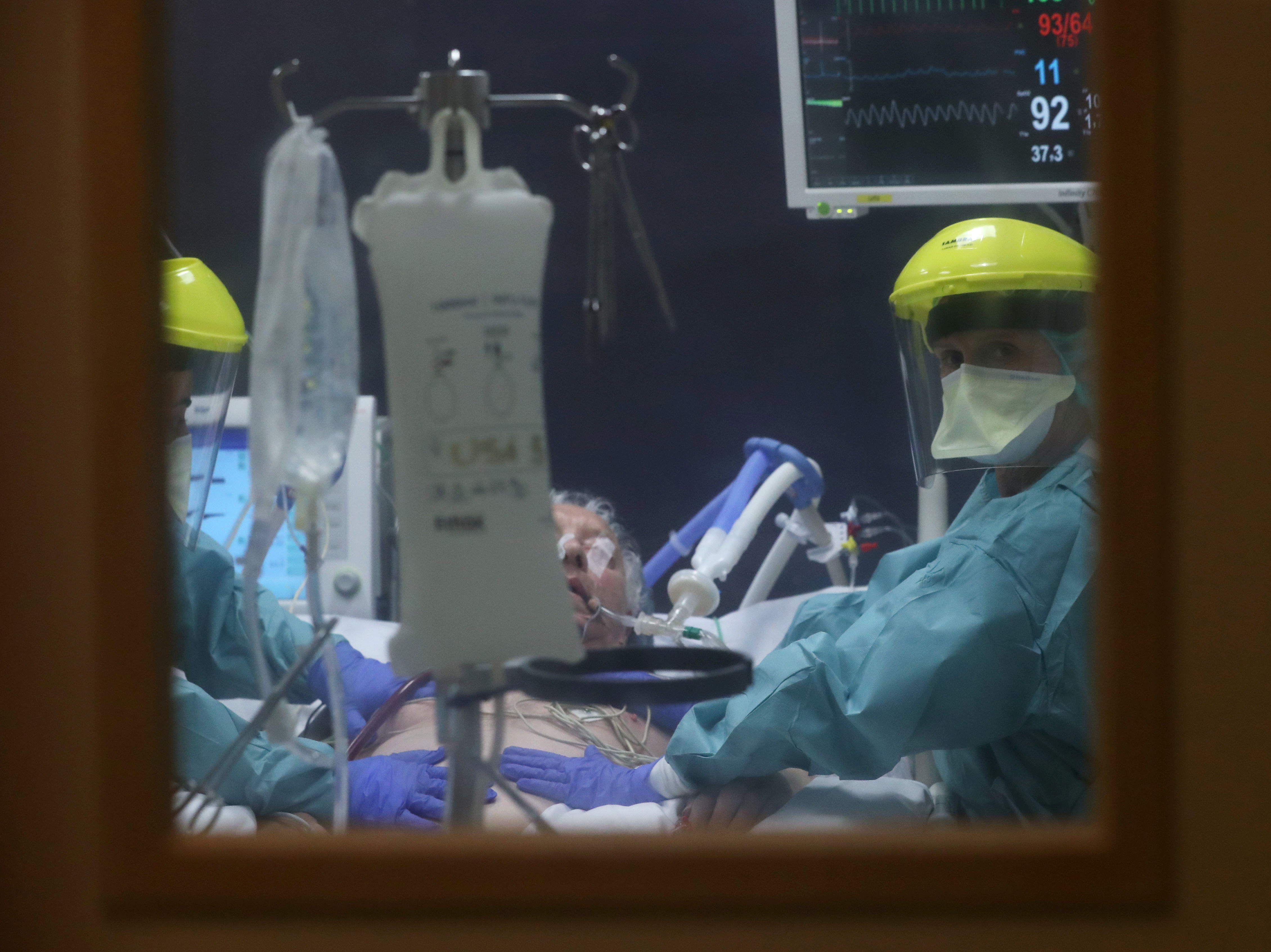 El trabajo sin descanso de los médicos en una unidad de cuidados intensivos en Bruselas, Bélgica (REUTERS/Yves Herman)