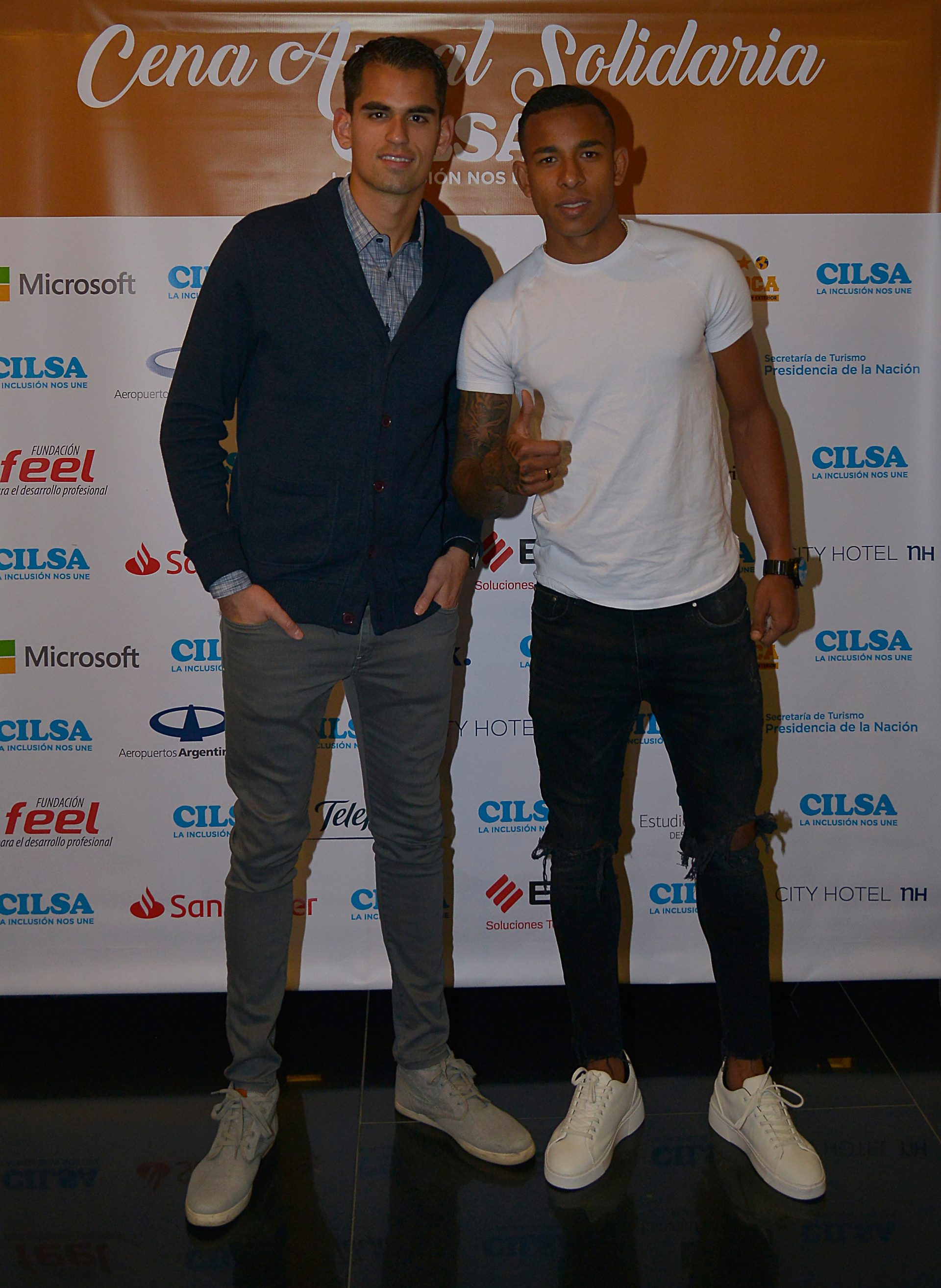 Carlos Olses, arquero de Racing, y Sebastián Villa, delantero de Boca