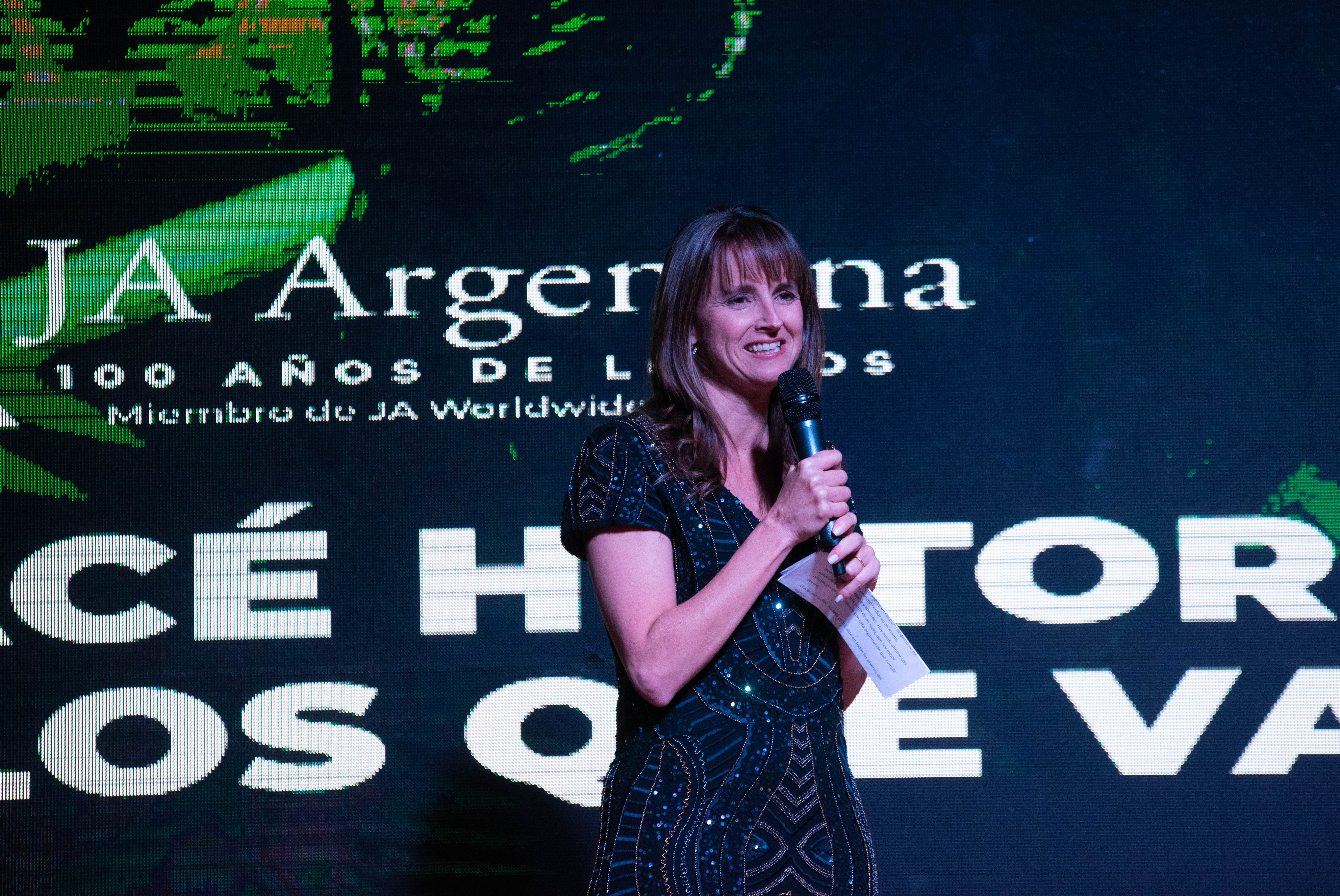 Nöel Zemborain, directora ejecutiva de Junior Achievement Argentina, durante su discurso de bienvenida en la Cena Anual: una celebración en la que se sientan los compromisos, para seguir avanzando en un trabajo profundo y comprometido con la educación argentina
