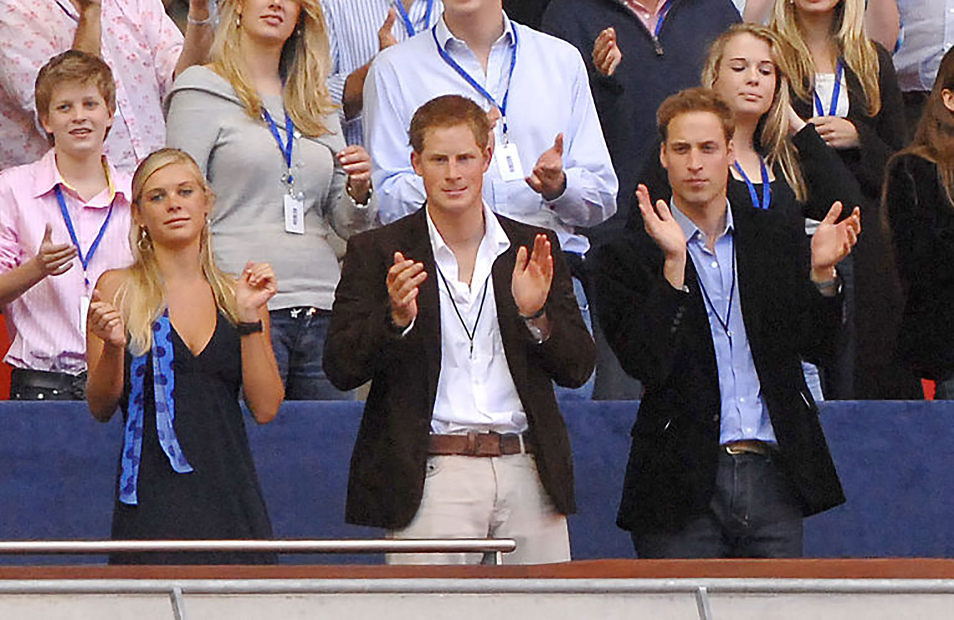 El príncipe Harry con su hermano William y su ex novia Chelsy Davy