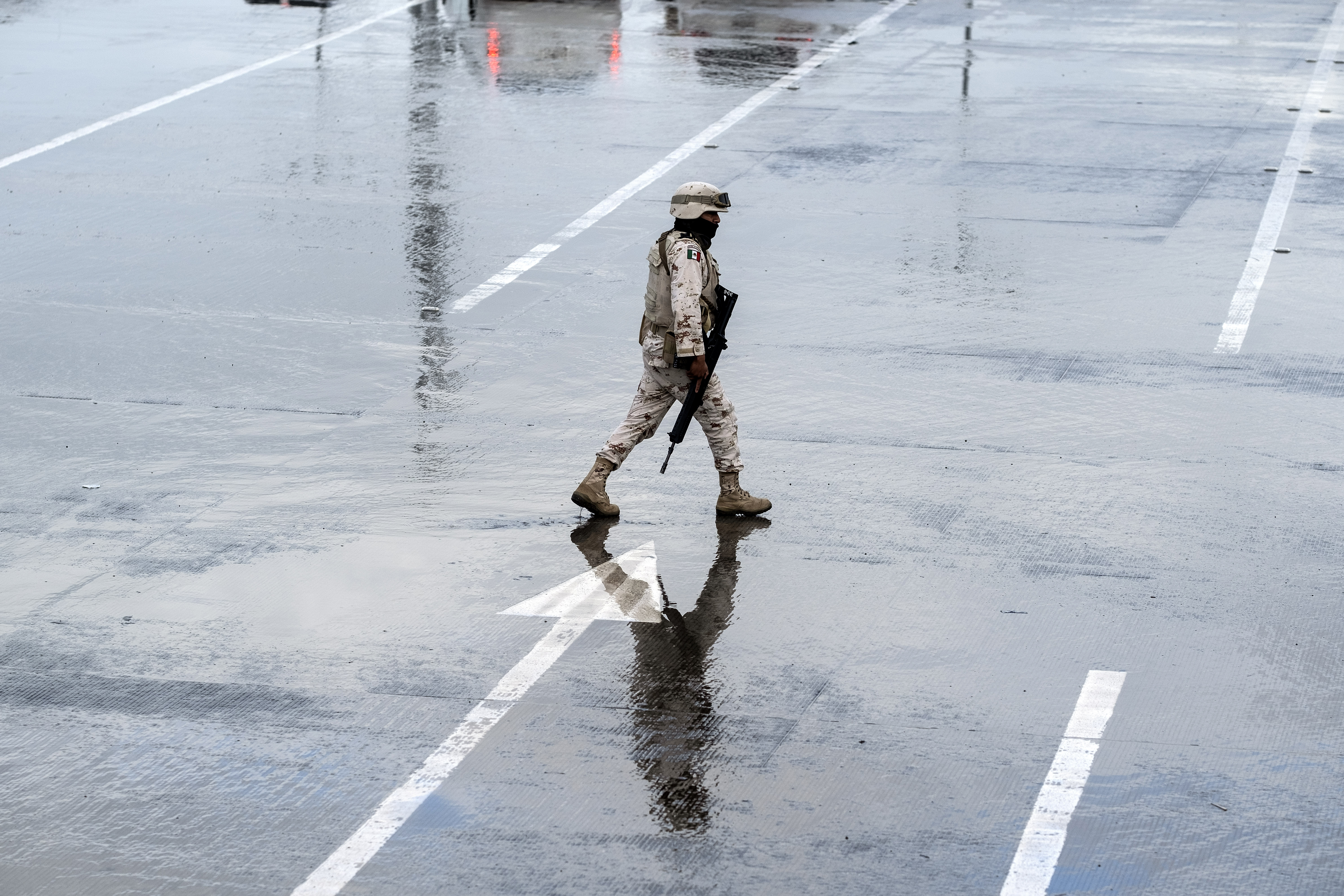 Un soldado mexicano camina entre líneas en el puerto de entrada de San Ysidro en la frontera entre Estados Unidos y México en Tijuana, estado de Baja California, México, el 19 de marzo de 2020.