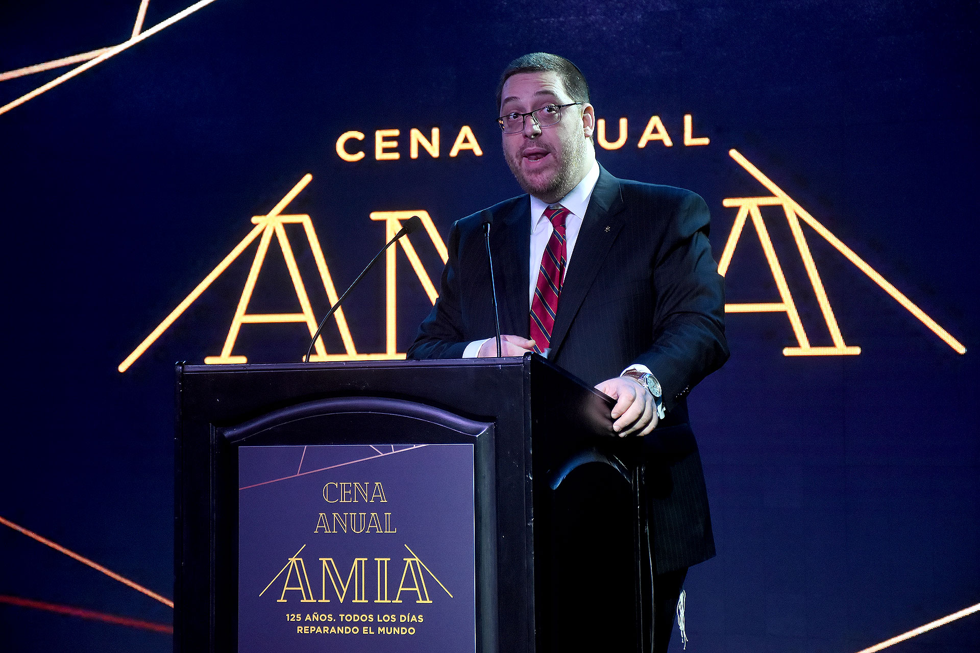 Creada hace 125 años por un grupo de inmigrantes judíos, AMIA es la institución central de la comunidad judía del país. Con el transcurso de los años, fue ampliando el alcance de su tarea social y comunitaria, hasta convertirse, por su modelo de gestión y funcionamiento, en una de las organizaciones sociales más importantes de la Argentina