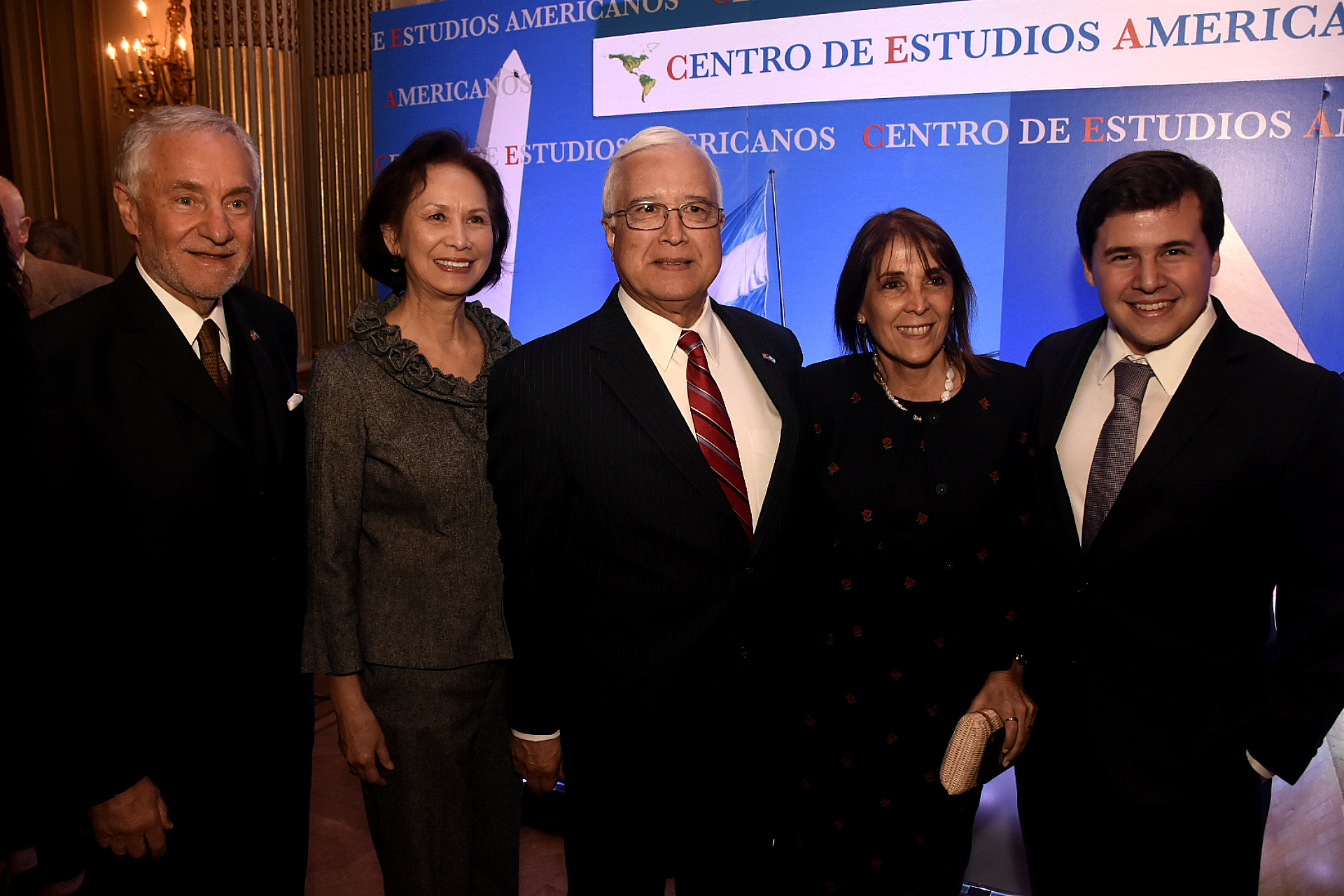 El embajador Edward Prado y Luis Savino presidente del Centro de Estudios Americanos con sus respectivas esposas (Nicolás Stulberg)