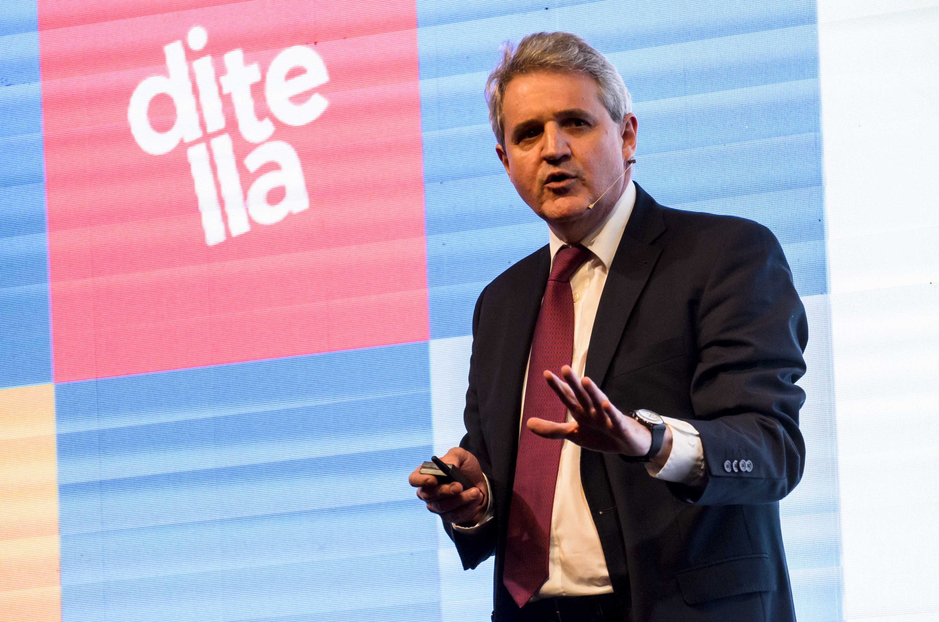El discurso del rector de la Universidad Torcuato Di Tella, Juan José Cruces. Juan José Cruces: “Es un gran honor dirigirme a ustedes por primera vez como rector en esta cena (…) Quiero profundamente a la Di Tella, y estoy plenamente consustanciado con la cohesión interna que nos guía como institución y con los valores que nos sintetizan: excelencia académica, pluralismo de ideas e igualdad de oportunidades. Tengo, ahora, el desafío de liderar la institución y de continuar con su senda de desarrollo”. Asimismo, subrayó: “Hemos transitado un virtuoso camino, guiados por los pilares de búsqueda de la excelencia, pluralismo y generosidad que inspiraron a nuestros fundadores. Destinamos, día a día, nuestros mayores esfuerzos a expandir un espacio independiente e inclusivo, lo suficientemente sólido para adaptarse a los desafíos del futuro”. Finalmente, afirmó: “Nos impulsa un sueño compartido por toda nuestra comunidad: contribuir en la medida de nuestras posibilidades a construir un país moderno, próspero, abierto al mundo y más equitativo”
