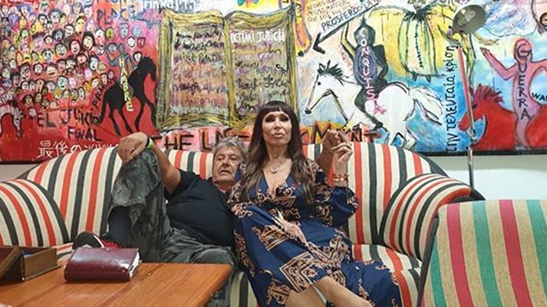 "La One" junto a su actual pareja, con el cuadro "Apocalipsis Nice" detrás suyo. La conductora reveló que suele dormir en el departamento que el empresario tiene en Callao y Santa Fe