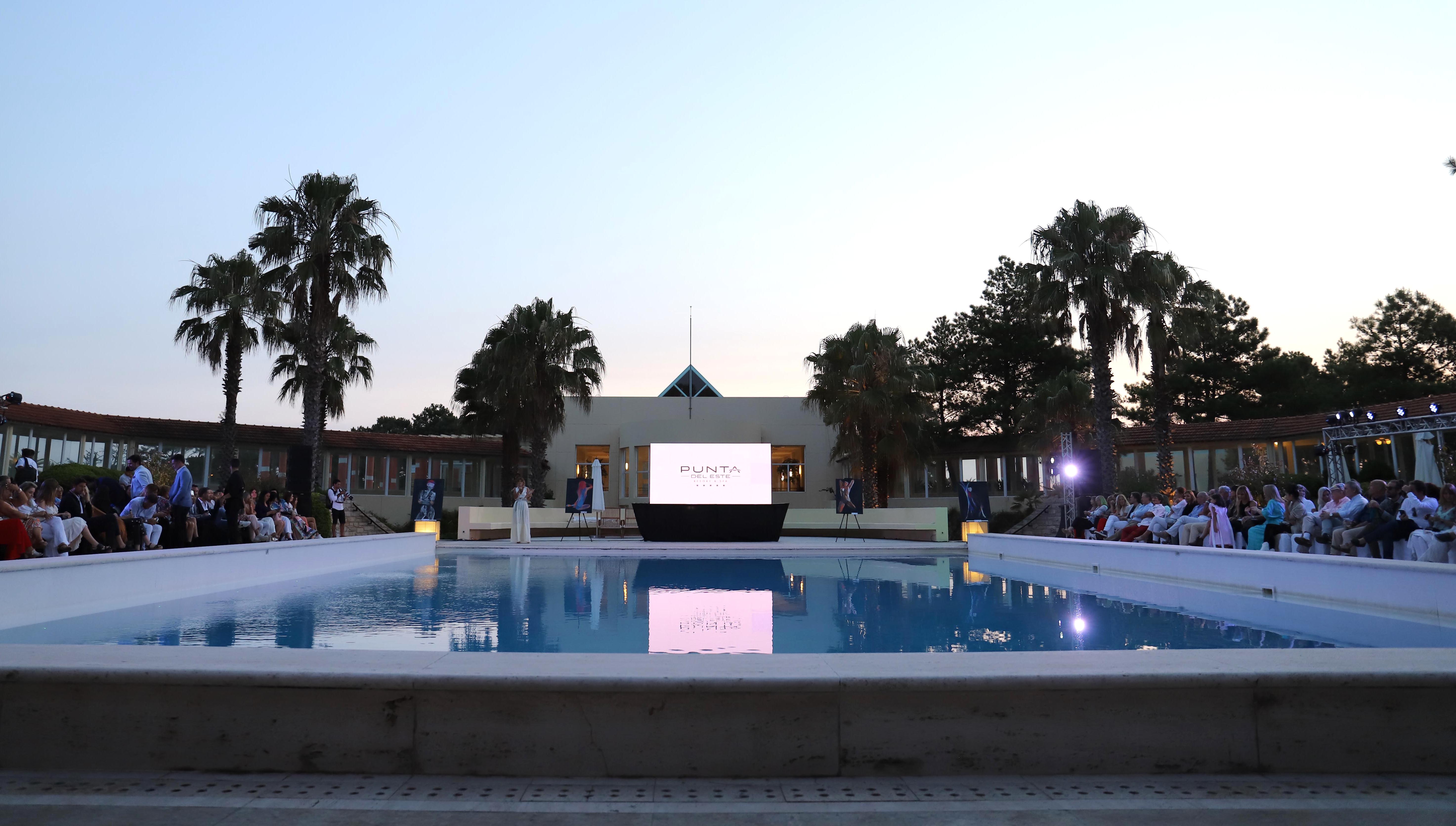 Las modelos desfilaron alrededor de esta espectacular piscina