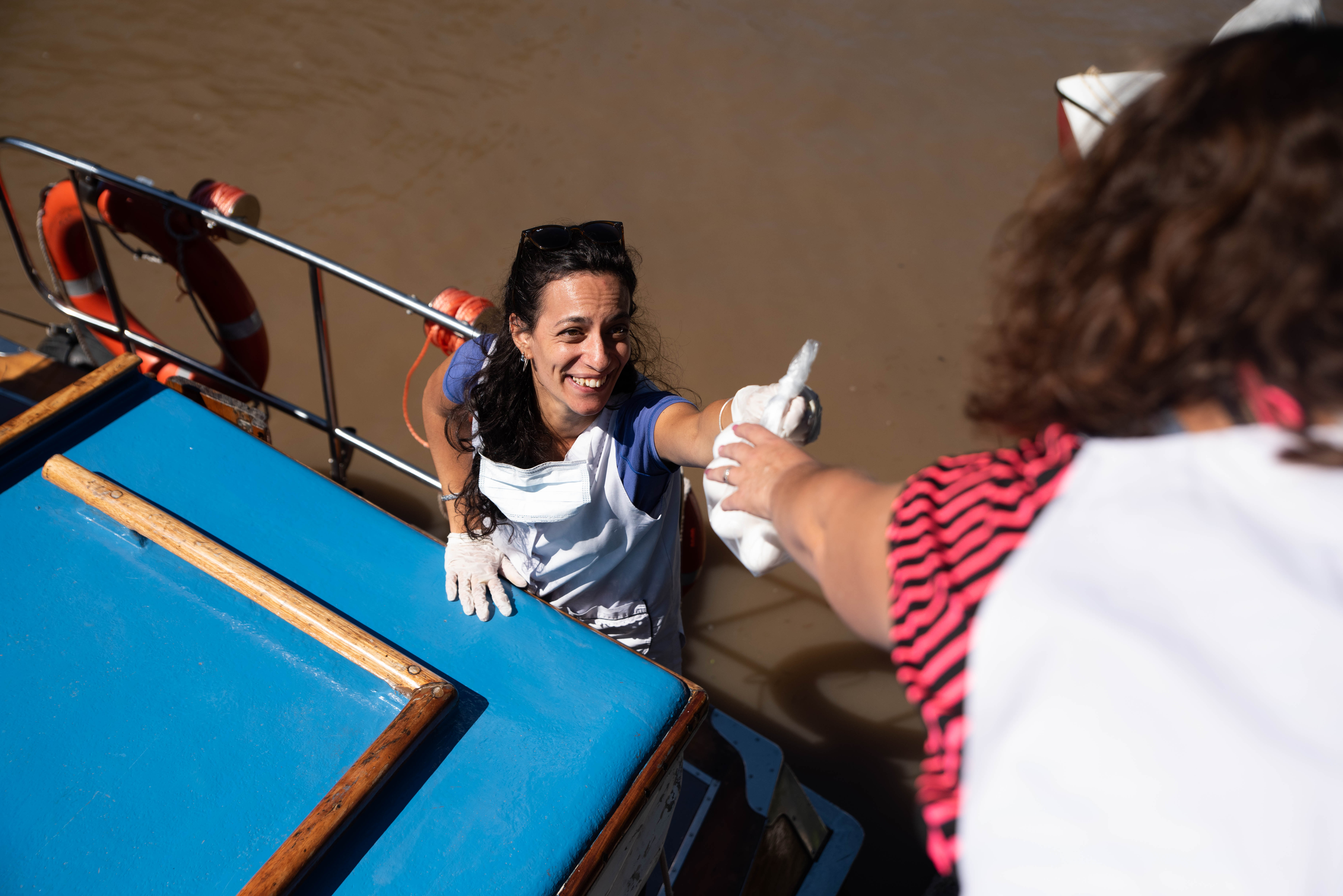 Con una sonrisa. Así fue la entrega y recepción de alimentos y libros en el Delta del Tigre durante el ultimo fin de semana.