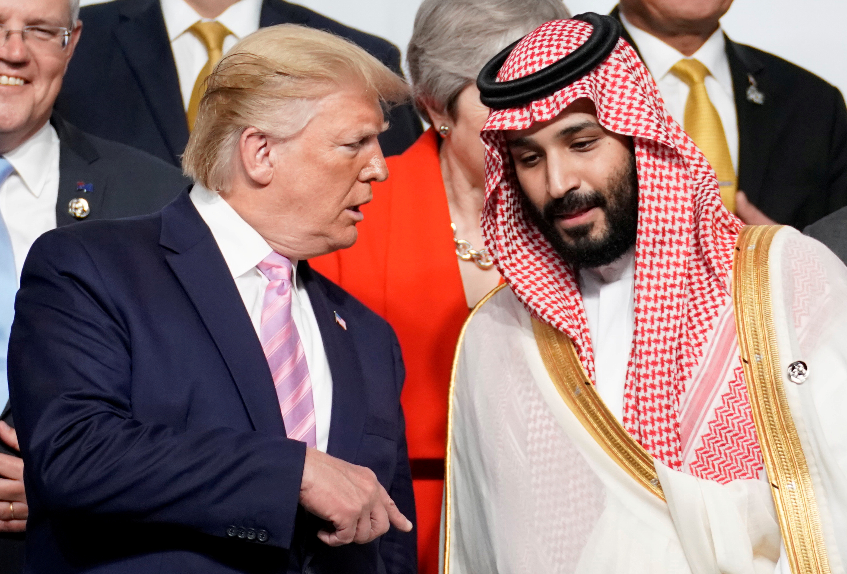 Donald Trump, presidente de los Estados Unidos, dialoga con el príncipe Mohammed bin Salman, organizador del G20 en Arabia Saudita
