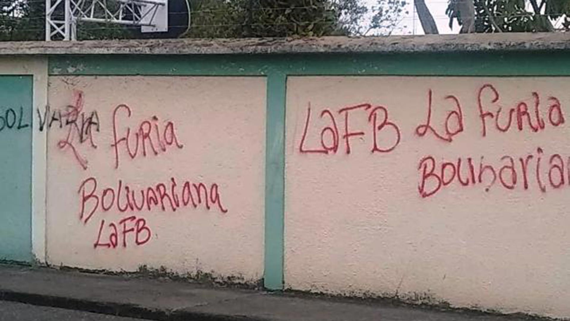 Otra toma de la casa de la legisladora Larissa González