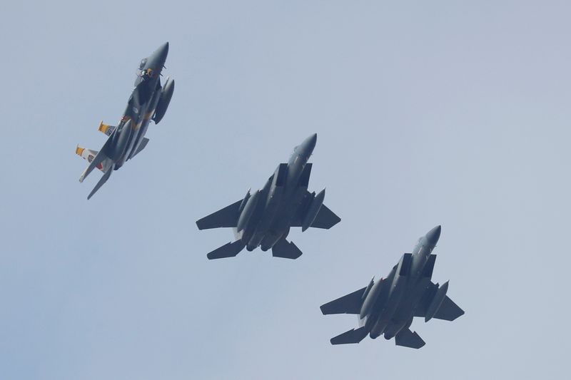 Aviones de combate F-15 de la Fuerza Aérea de EEUU vuelan durante ejercicios militares (Reuters/ Gleb Garanich)