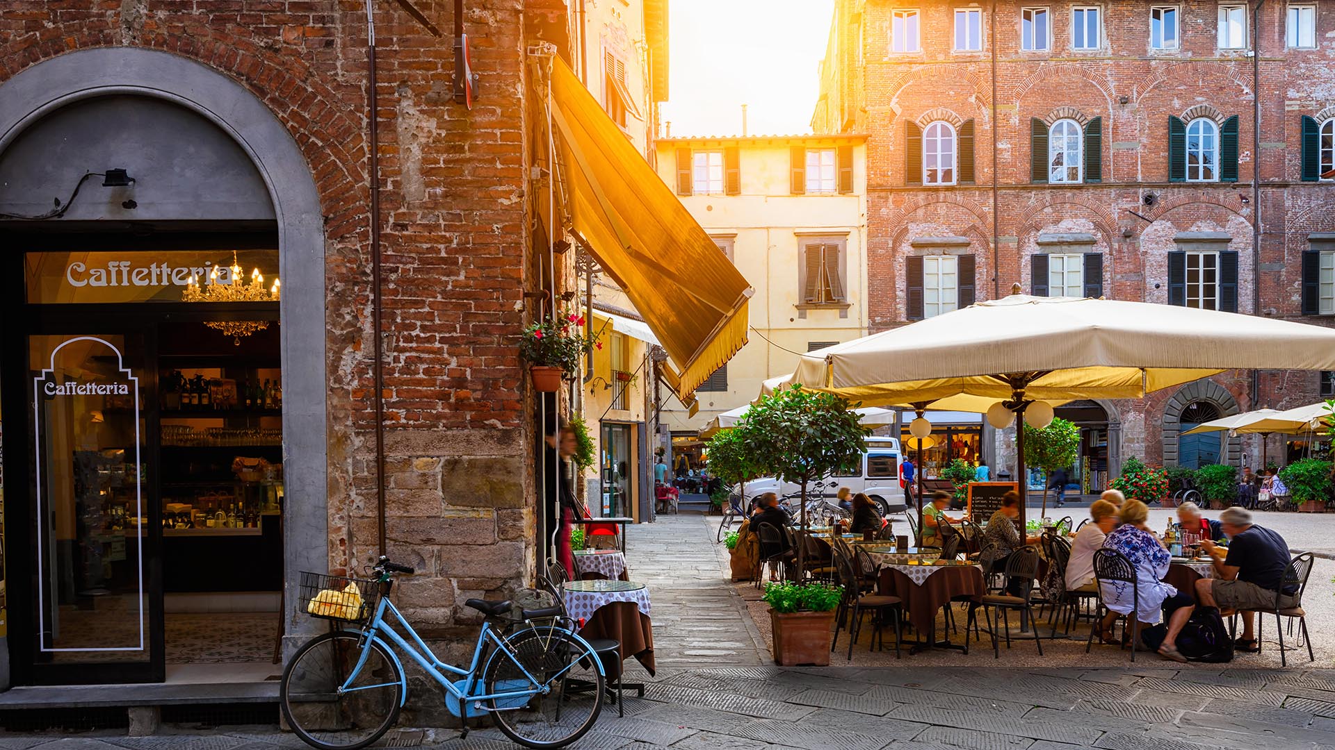 Como segunda parada, la ciudad costera de la época de la Belle Epoque, Viareggio, a poco más de 80 km al oeste de Florencia, es perfecta para celebrar Carnaval. Si bien es una gran celebración en toda Italia, el enfoque toscano del carnaval es diferente de los icónicos bailes de máscaras de Venecia. Famoso por construir algunos de los superyates del mundo, Viareggio ha organizado un desfile de carnaval durante casi 150 años. Enormes flotadores de papel maché se apoderan de la costa de la ciudad turística durante tres días este febrero y luego dos días más antes del tan esperado momento