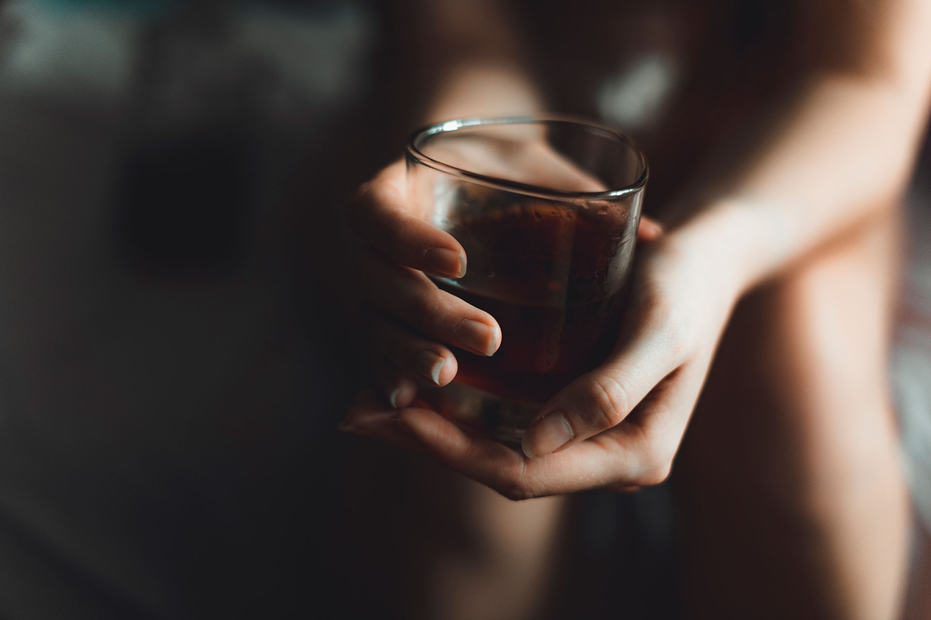 A fin de que quienes están librando una batalla en su adicción al alcohol no recaigan durante la cuarentena, el IAPA alista reuniones de AA en línea.
Foto: Shutterstock