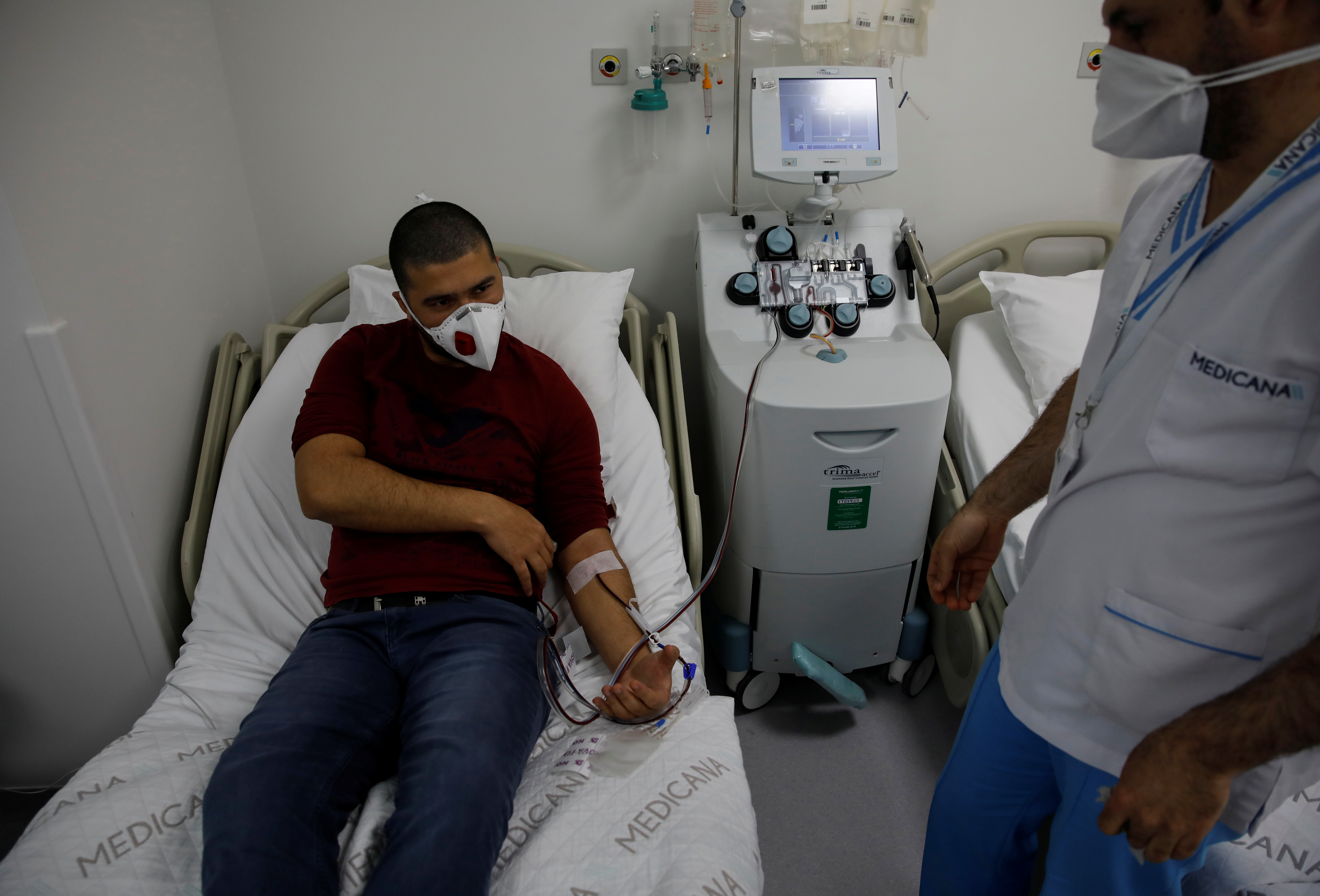 Comenzó la campaña voluntaria para recolectar plasma de pacientes recuperados de COVID-19 a fin de producir a futuro un tratamiento eficaz (Foto: REUTERS)