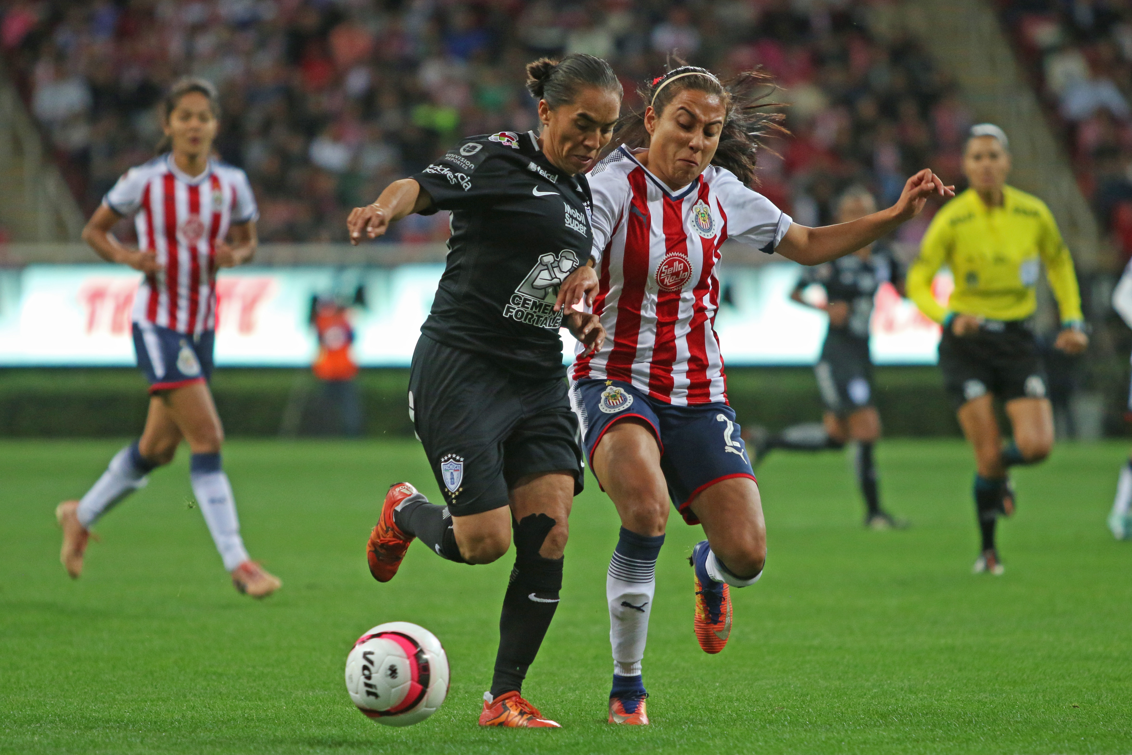 Zapopan, Jalisco, 24 de noviembre 2017, Mónica Ocampo jugadora de Pachuca disputa un balón a Vanessa Sánchez de Chivas, en partido correspondiente a la Final del Torneo Apertura 2017 de la Liga MX Femenil, en donde se enfrentan los equipos de las Chivas vs Pachuca, en juego que se lleva a cabo en el Estadio Chivas (Foto: Cuartoscuro)