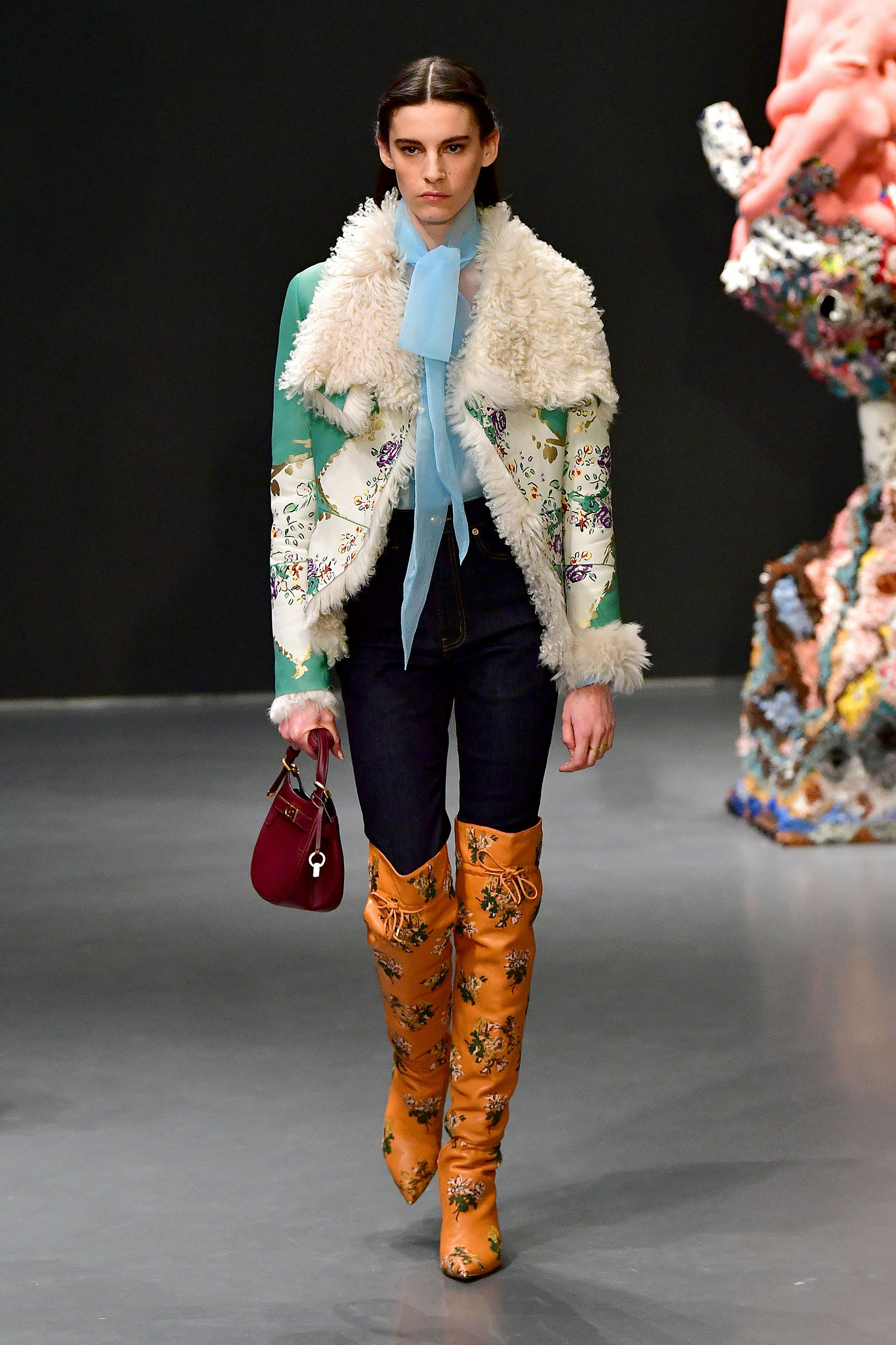 Tory Burch presentó su nueva colección otoño invierno 2020 en Sotheby's. Ahí se vieron desde calzado, marroquinería e indumentaria con estampados y colores plenos que reflejan a la temporada invernal. En pasarela, jeans, botas bucaneras y un saco de flores con corderito