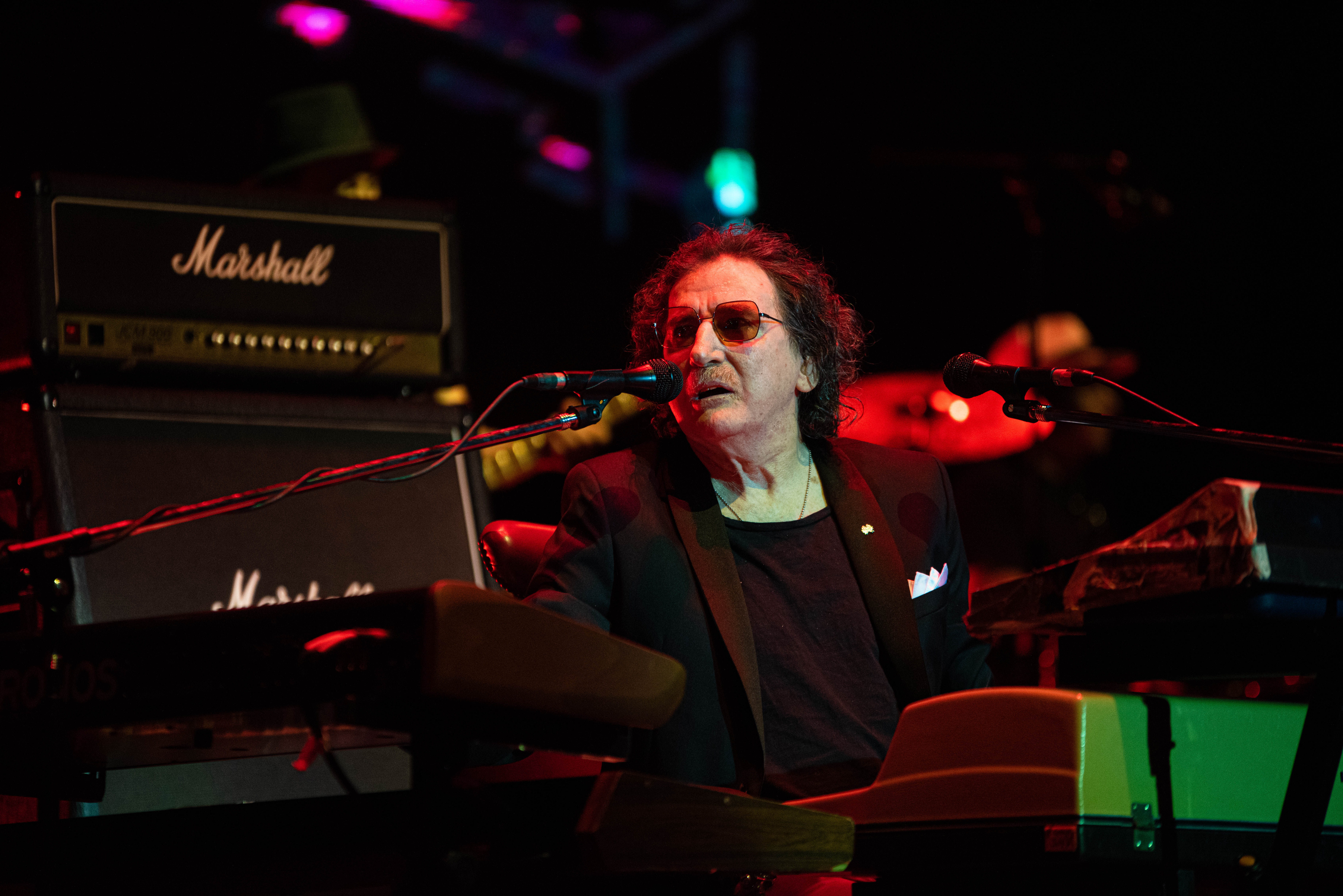 “¿De qué se trataba este tema? Ah sí, tenía una vecina que me tiraba huevos. Espero que lo haya escuchado y que este muerta”, dijo Charly García en el Luna Park antes de tocar “Rivalidad”