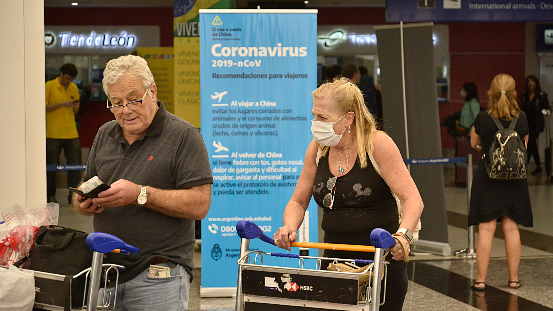 Silvia, una mujer uruguaya, madre de dos pasajeras menores de edad que viajaban en el vuelo 953 de American Airlines, aseguró que durante esas horas de incertidumbre no podía comunicarse con ellas y la angustia tomo el control