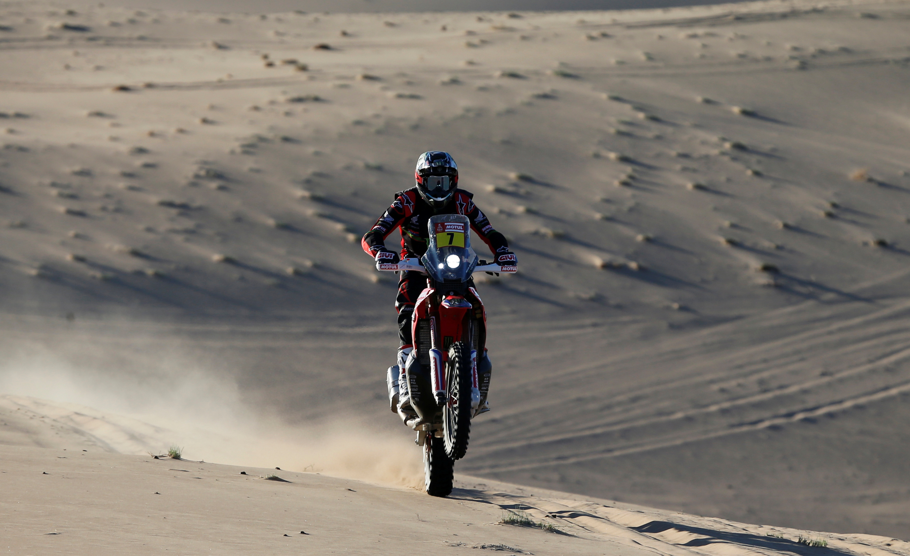 El argentino Kevin Benavides (Honda), noveno en la etapa, y los chilenos Quintanilla y José Ignacio Cornejo (Honda) ocupan la tercera, cuarta y quinta posiciones en la general, a 11:31, 16:01 y 20:25, respectivamente